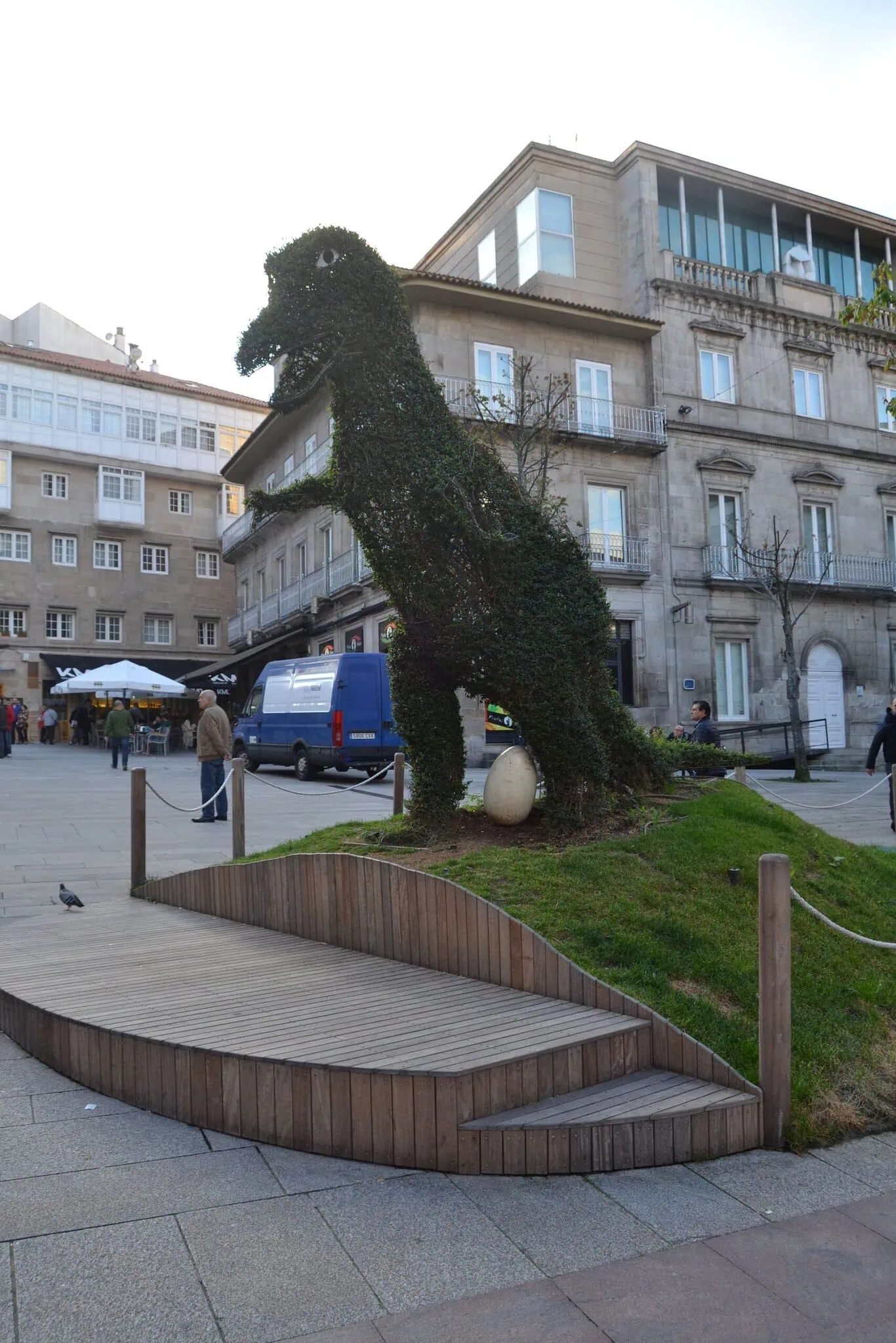 Vigo, Španielsko: 14 tipov a brána na Cíeské ostrovy 9 Dinoseto – ker ostrihaný do tvaru tyranosaura na námestí vo Vigo
