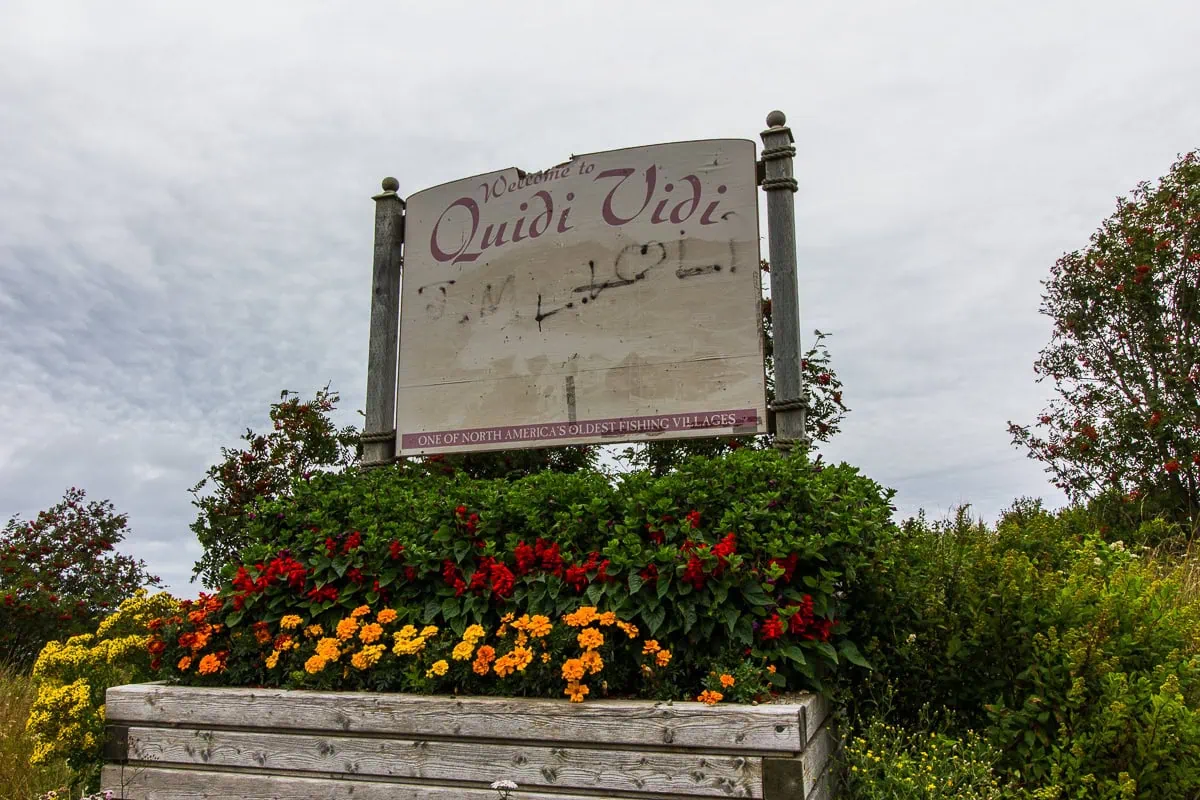 Cartello di benvenuto del villaggio di pescatori Quidi Vidi