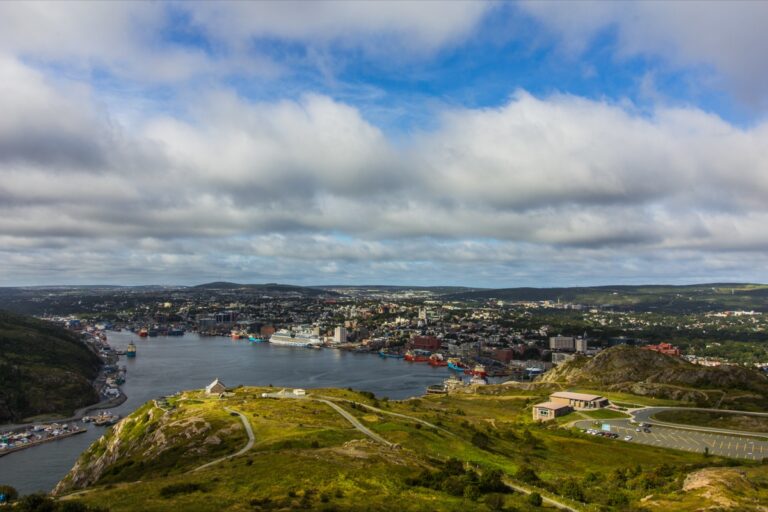 Panoramatický výhled na přístav a pestrobarevné St. John's ze Signal Hill