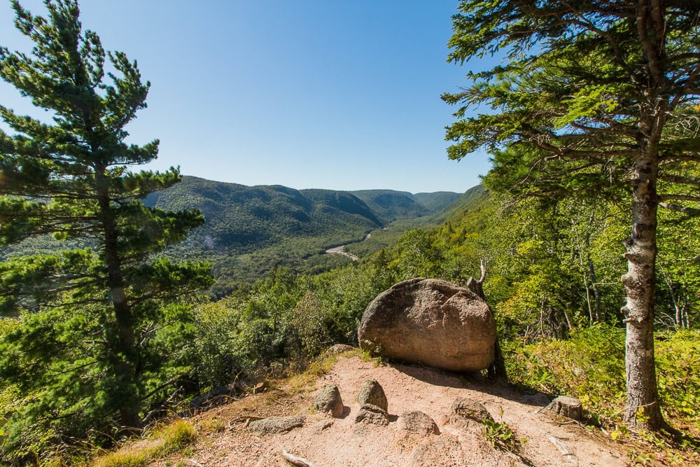 Cabot Trail, Nova Scotia: 15 lucruri de văzut și făcut 4 Priveliște spre vale de pe poteca Skyline Trail