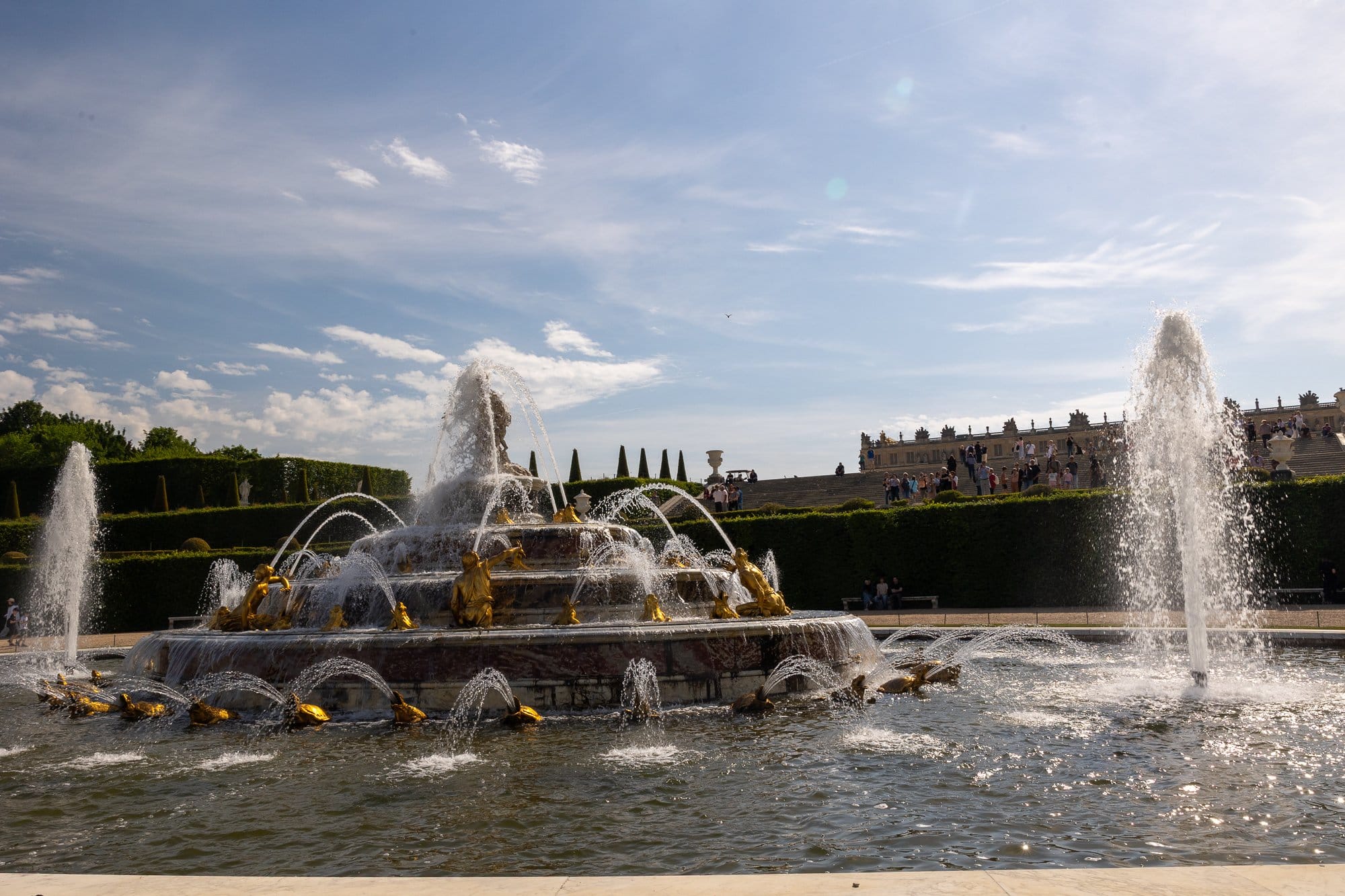 Utflykter från Paris: Versailles, Giverny, Chantilly och Fontainebleau 7 Barockfontän med gyllene skulpturer och vattenstrålar i Versailles