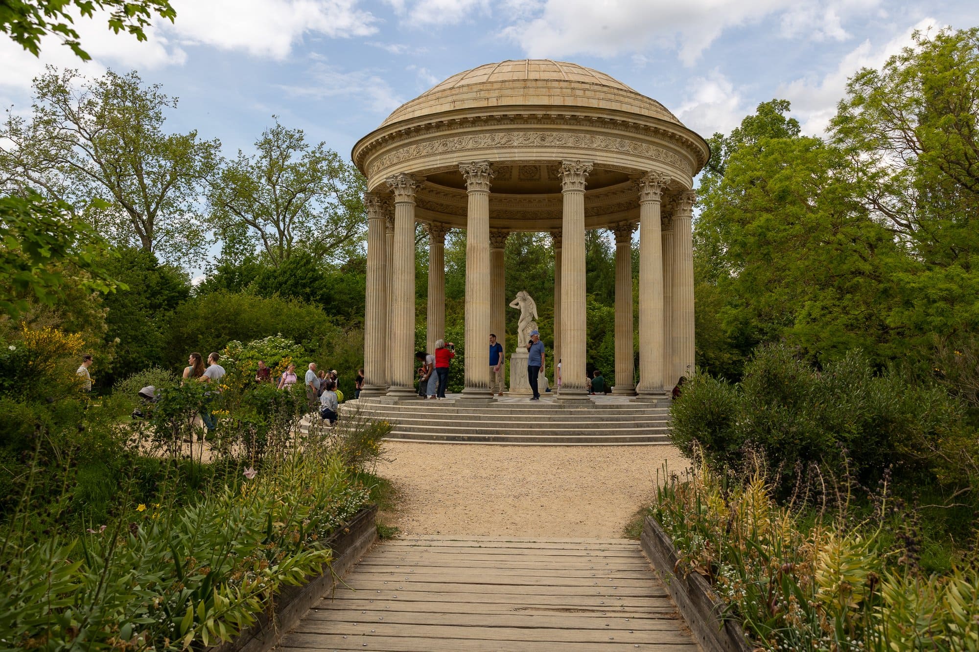 Utflykter från Paris: Versailles, Giverny, Chantilly och Fontainebleau 2 Rund nyklassicistisk paviljong med kupol och pelare omgiven av gröna träd