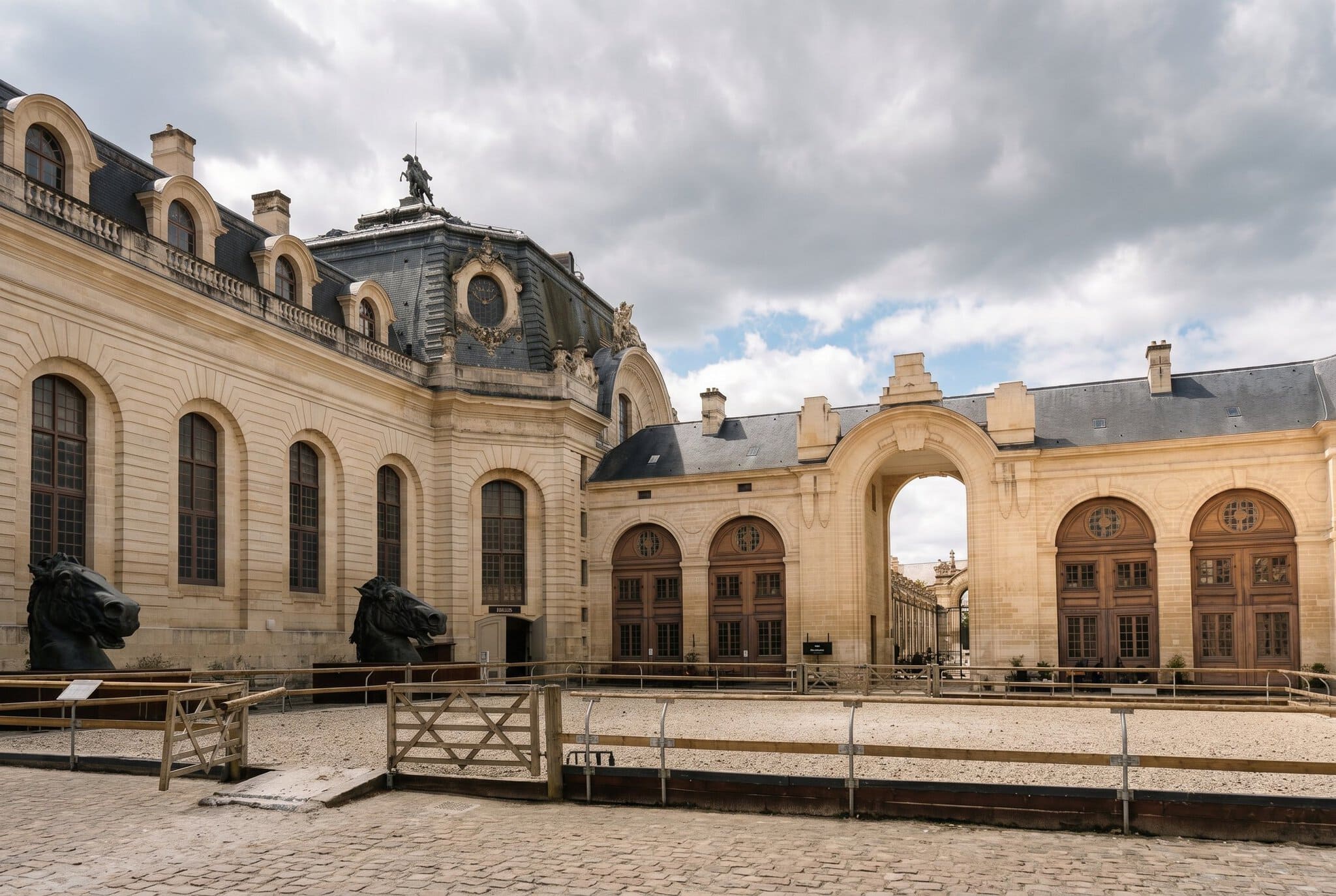 Utflykter från Paris: Versailles, Giverny, Chantilly och Fontainebleau 13 Barocka Grandes Écuries (Stora stallarna) i Chantilly