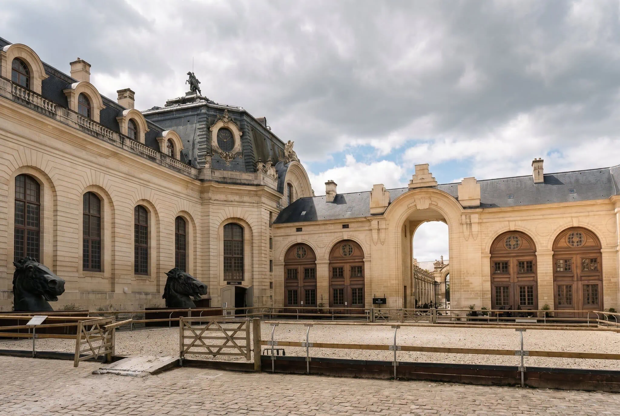 Barokní Velké stáje Grandes Écuries v Chantilly