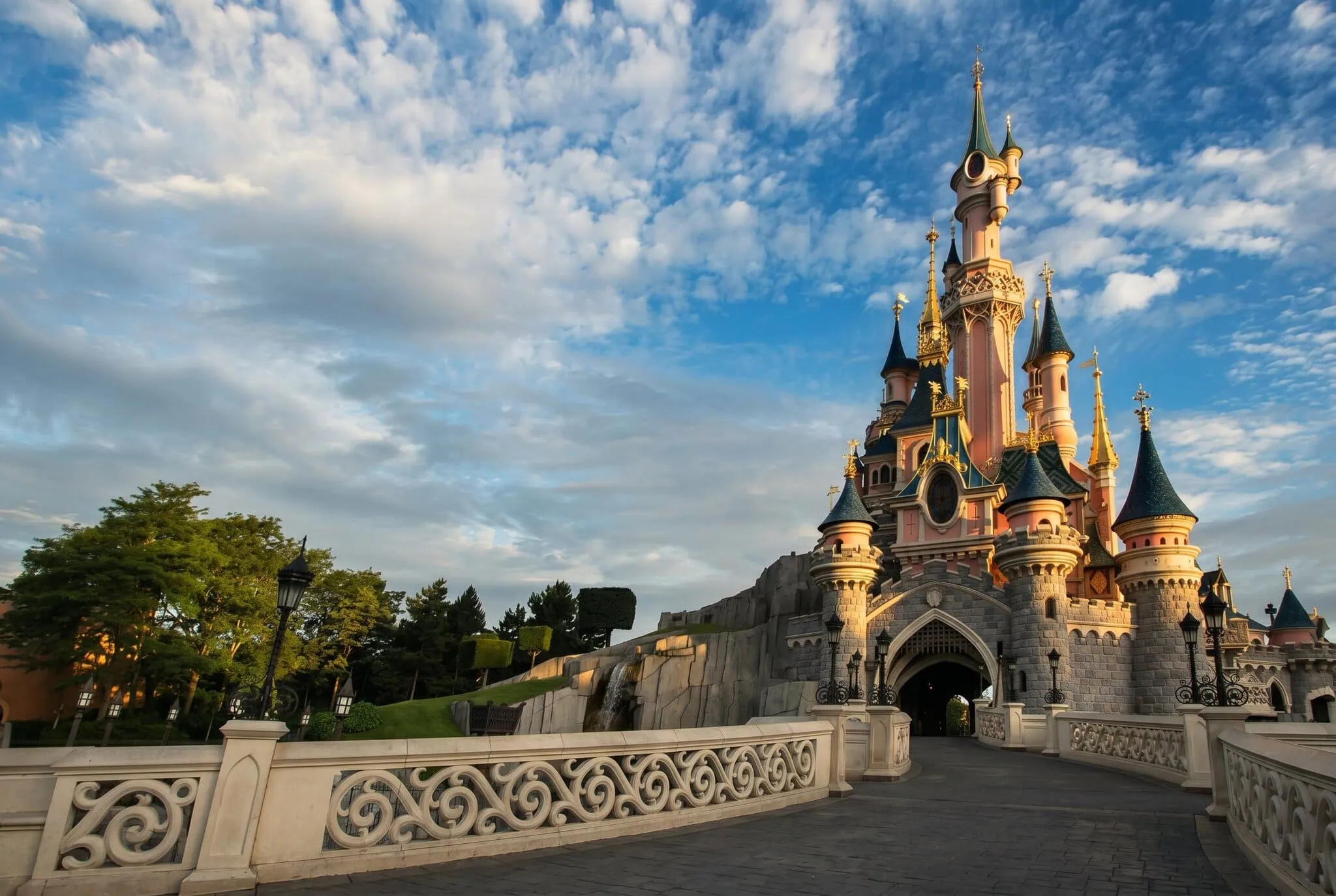 Zámek Šípkové Růženky v Disneylandu Paris za zlaté hodiny