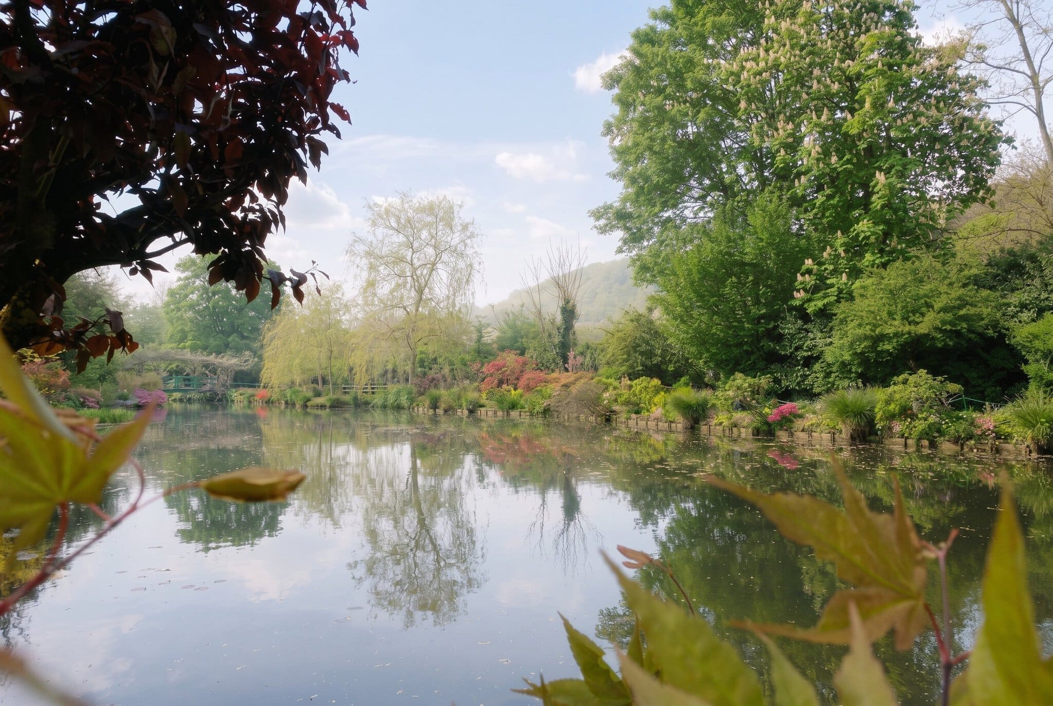 Utflykter från Paris: Versailles, Giverny, Chantilly och Fontainebleau 11 Monets trädgård i Giverny med damm och pilar