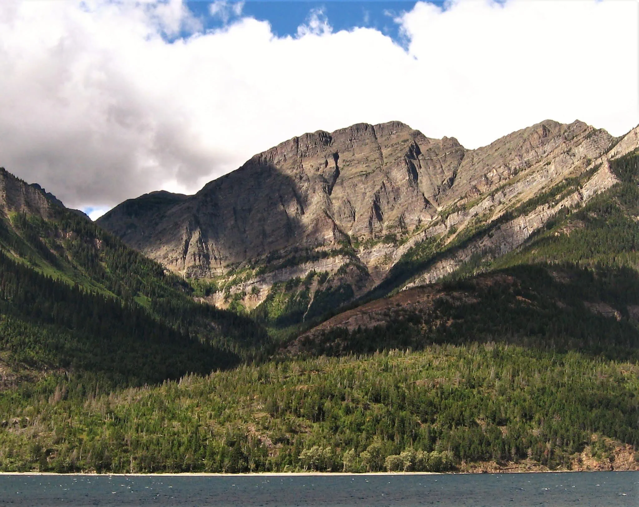 Waterton Lakes, Kanada: 10 tipů, co vidět a dělat 9 Bertha Peak nad Waterton Lake