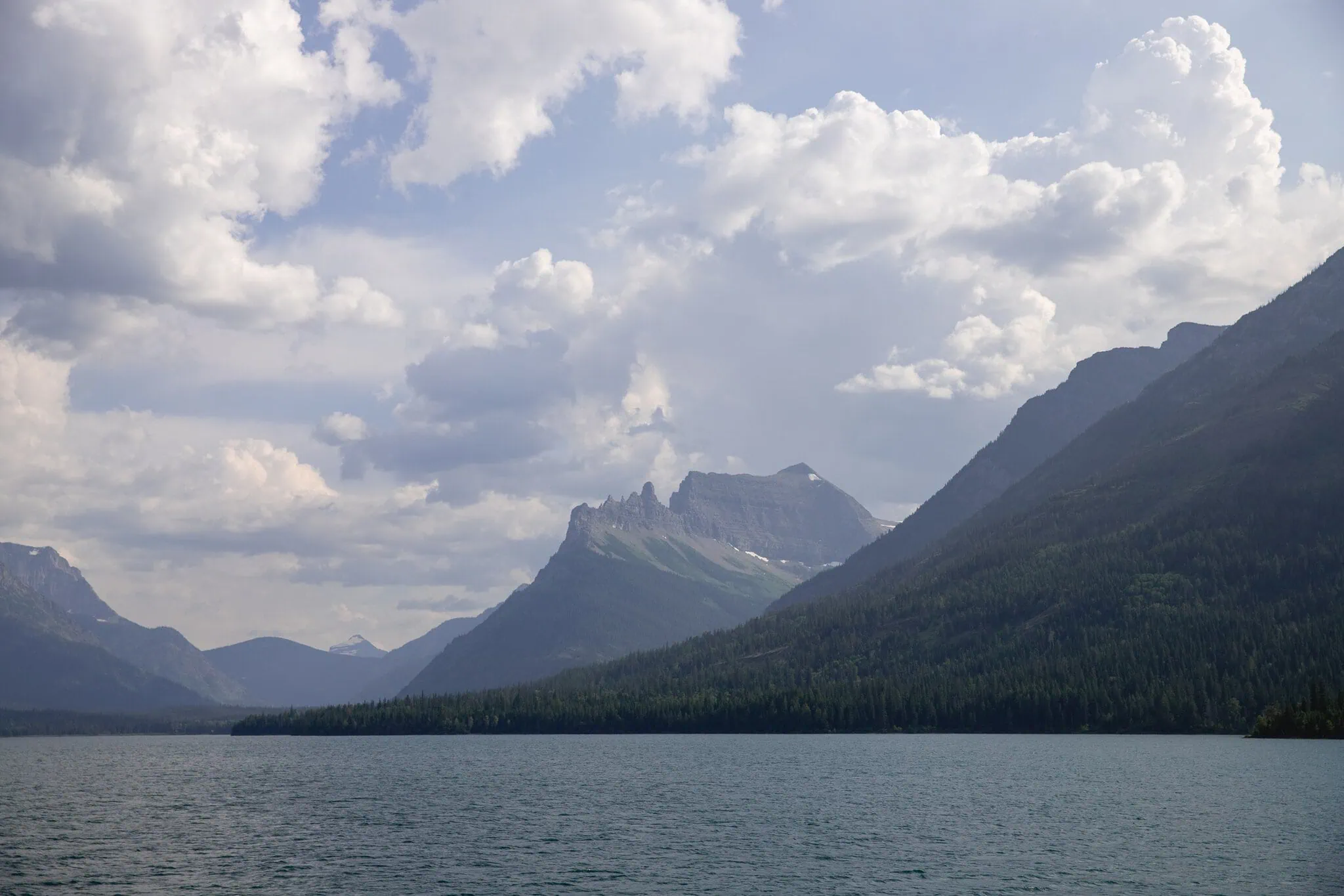 Waterton Lakes, Kanada: 10 tipů, co vidět a dělat 7 Plavba lodí po Upper Waterton Lake