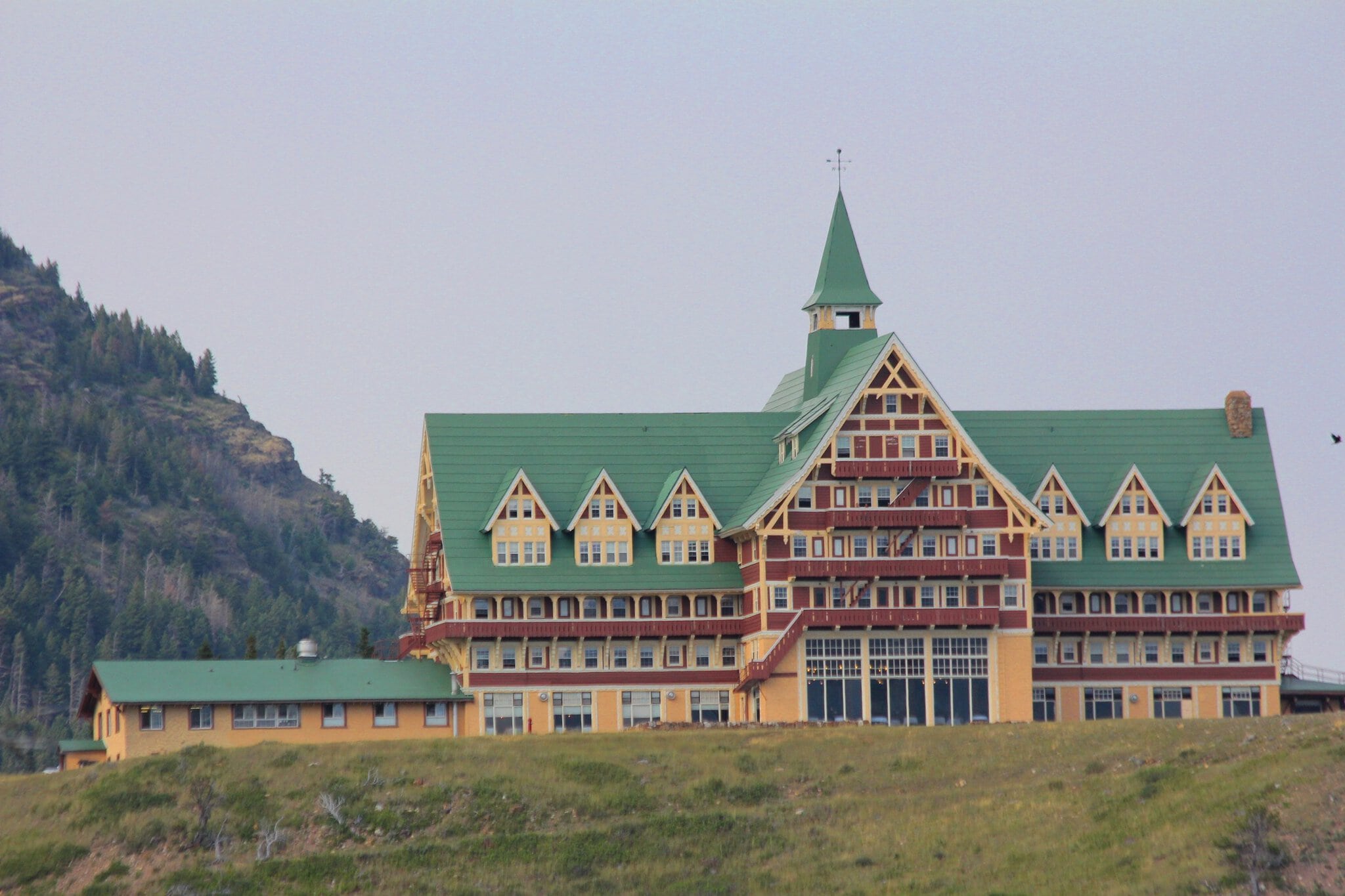 Waterton Lakes, Canada: 10 lucruri de văzut și de făcut 2 Hotelul Prince of Wales pe stânca deasupra lacului Waterton