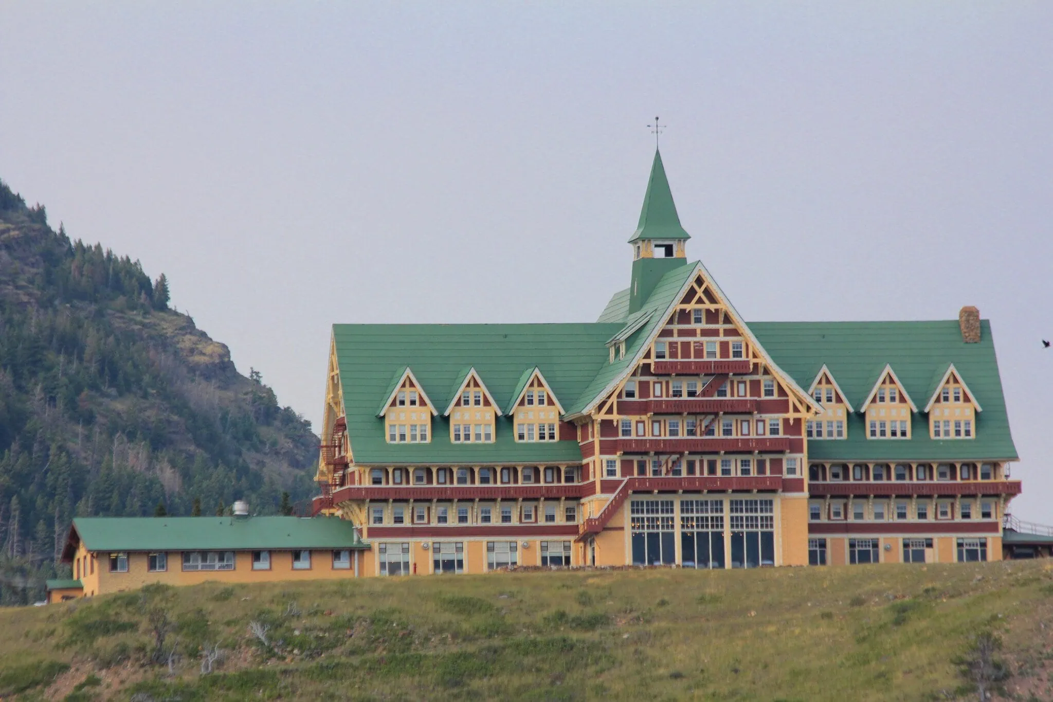 Waterton Lakes, Kanada: 10 tipů, co vidět a dělat 2 Hotel Prince of Wales na útesu nad jezerem Waterton