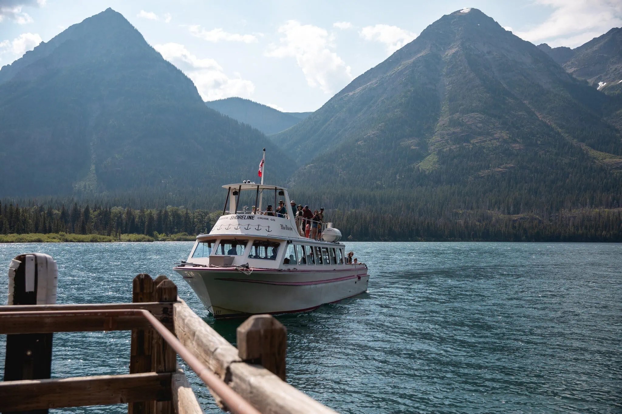 Waterton Lakes, Kanada: 10 tipů, co vidět a dělat 3 Waterton townsite a Upper Waterton Lake z lodi