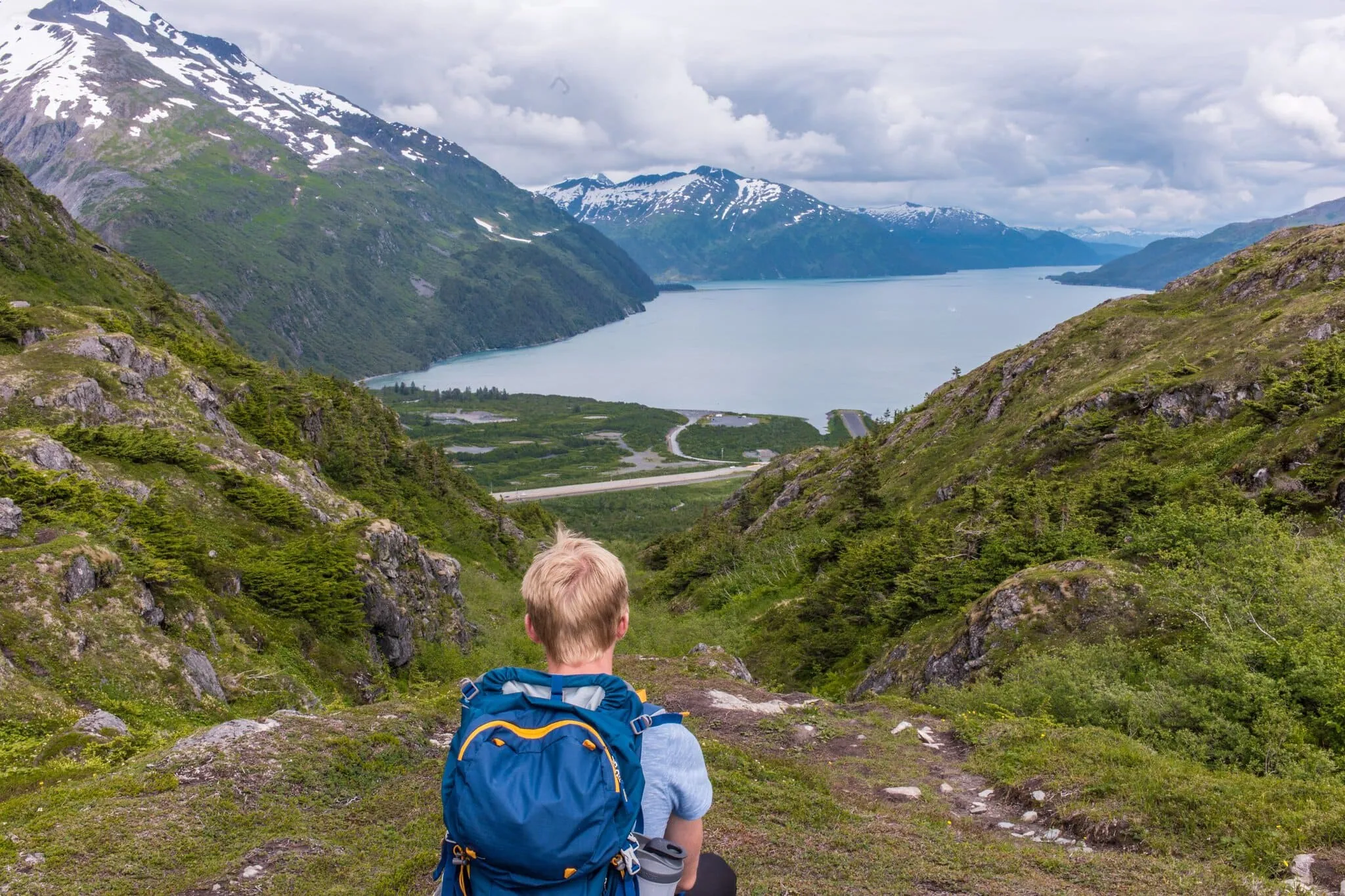 Výhled na fjord z Portage Pass Trail u Whittieru