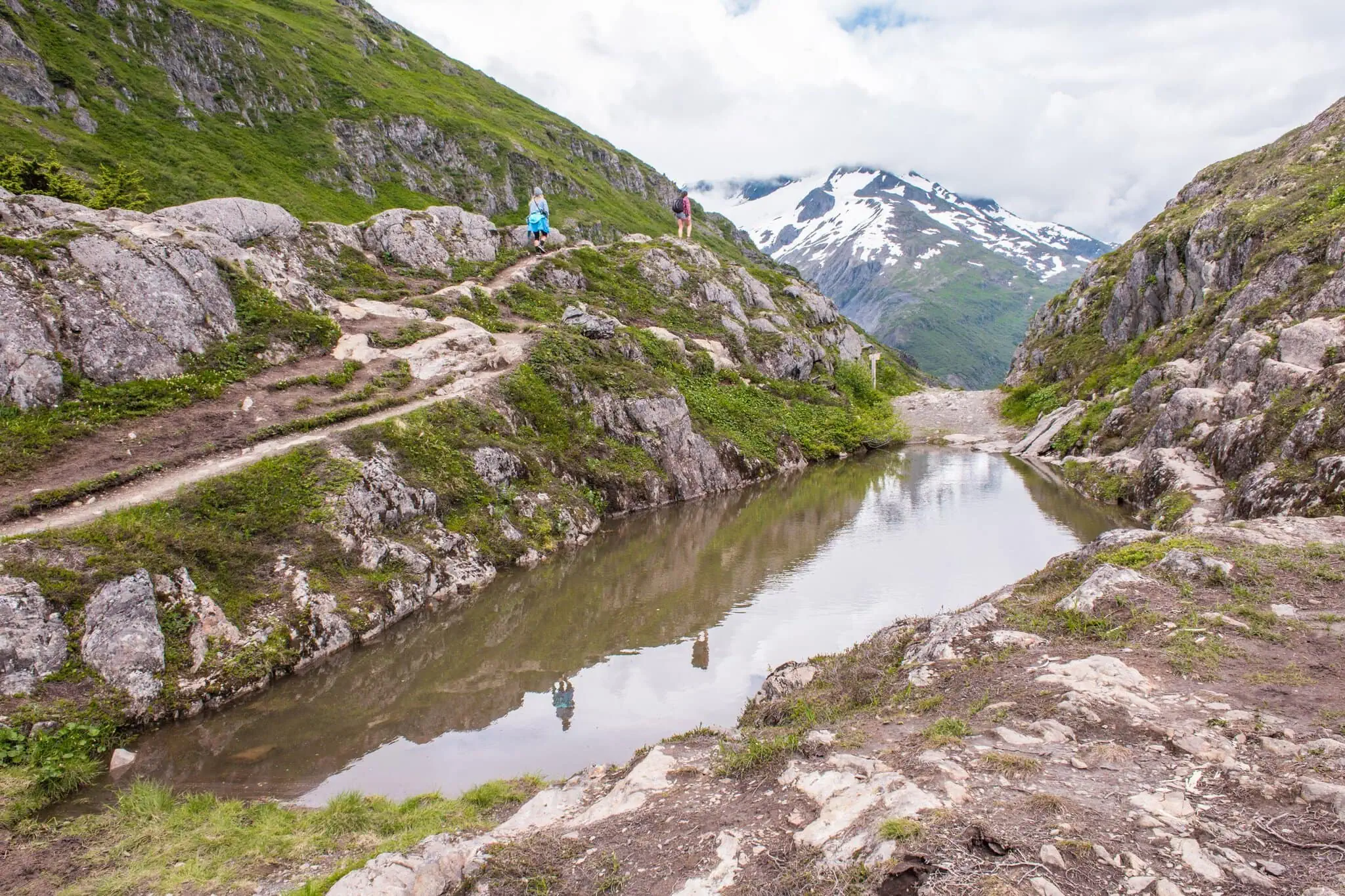 Horská jezírka s odrazem hor u Worthington Glacier