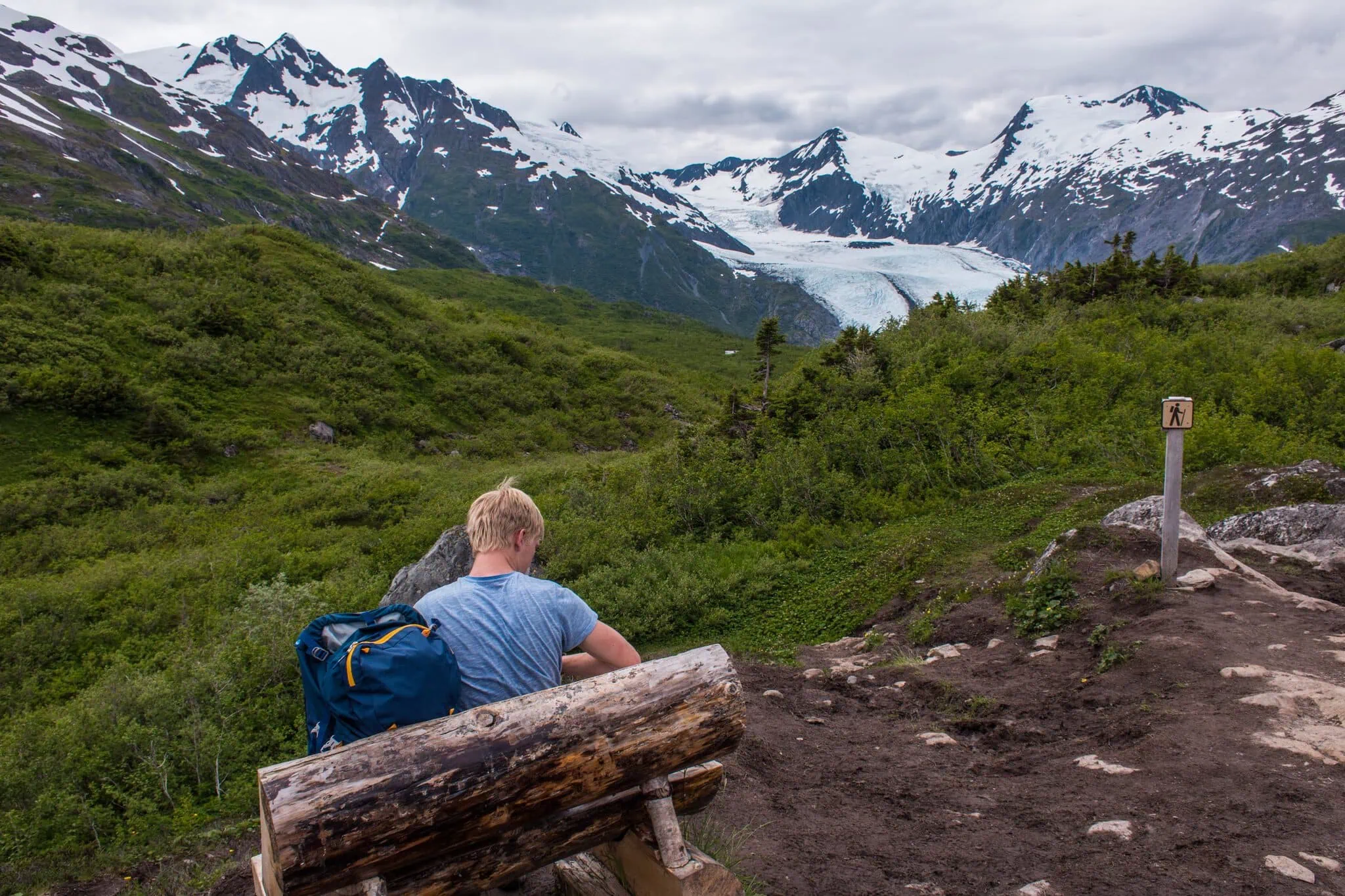 Turista s výhledem na Worthington Glacier