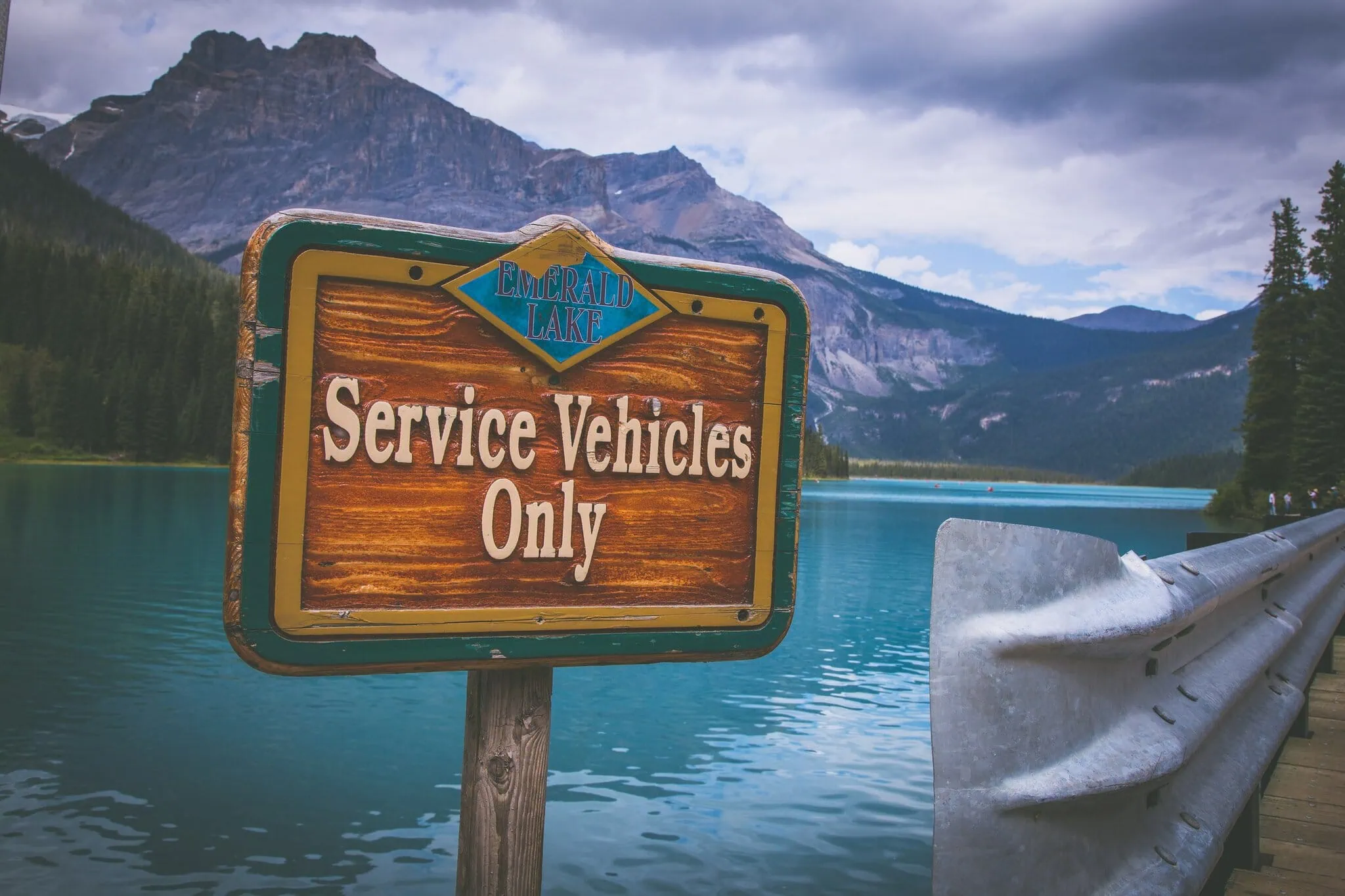 Yoho národní park, Kanada: 10 tipů, co vidět a dělat (Emerald Lake, Takakkaw) 2 Dřevěná cedule Service Vehicles Only u Emerald Lake v Yoho