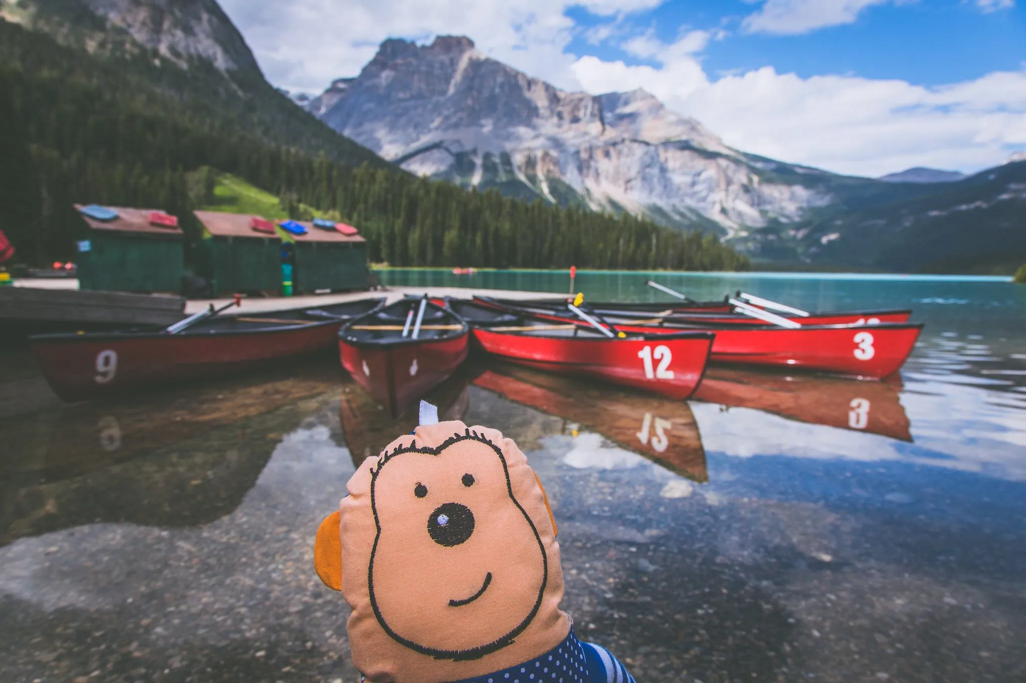 Yoho národní park, Kanada: 10 tipů, co vidět a dělat (Emerald Lake, Takakkaw) 3 Číslované červené kanoe u Emerald Lake boathouse v Yoho