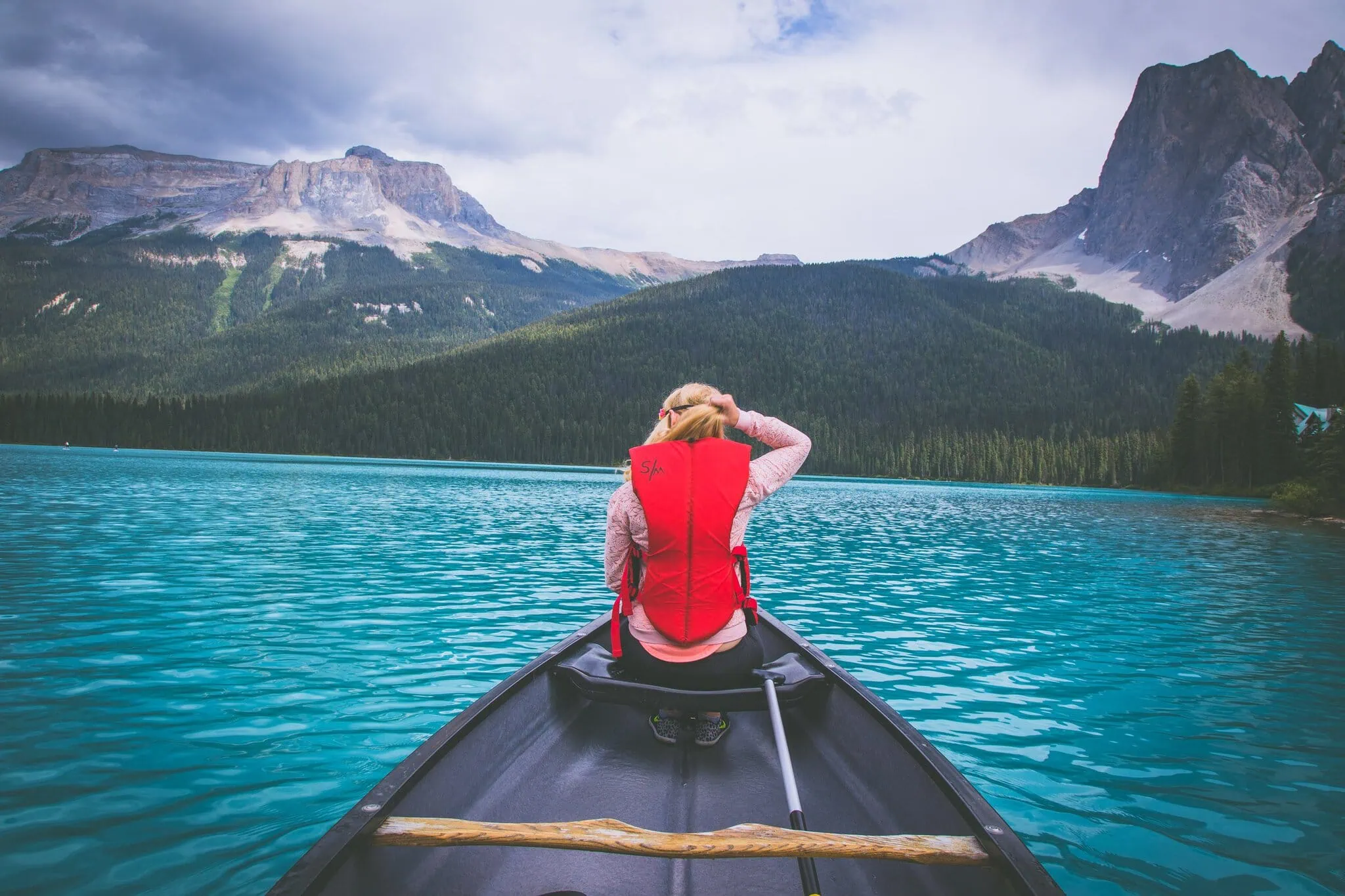 Lucie v červené záchranné vestě na kanoi na Emerald Lake v Yoho
