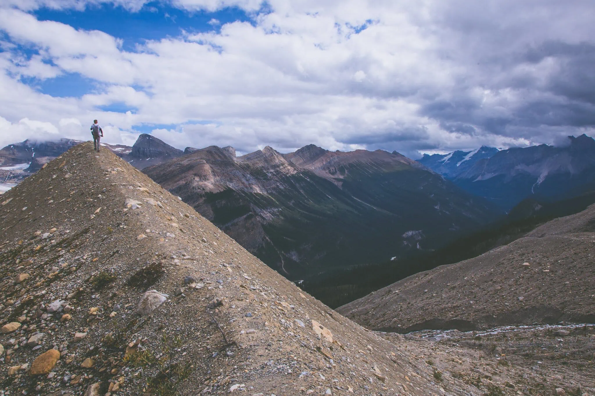 Yoho národní park, Kanada: 10 tipů, co vidět a dělat (Emerald Lake, Takakkaw) 8 Lukáš na hřebenové stezce Iceline Trail nad ledovci v Yoho
