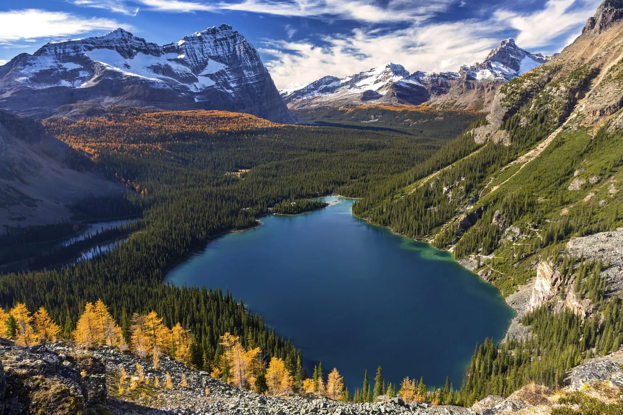 Yoho národní park, Kanada: 10 tipů, co vidět a dělat (Emerald Lake, Takakkaw) 6 Tyrkysové Lake O'Hara obklopené sněhovými vrcholy v Yoho