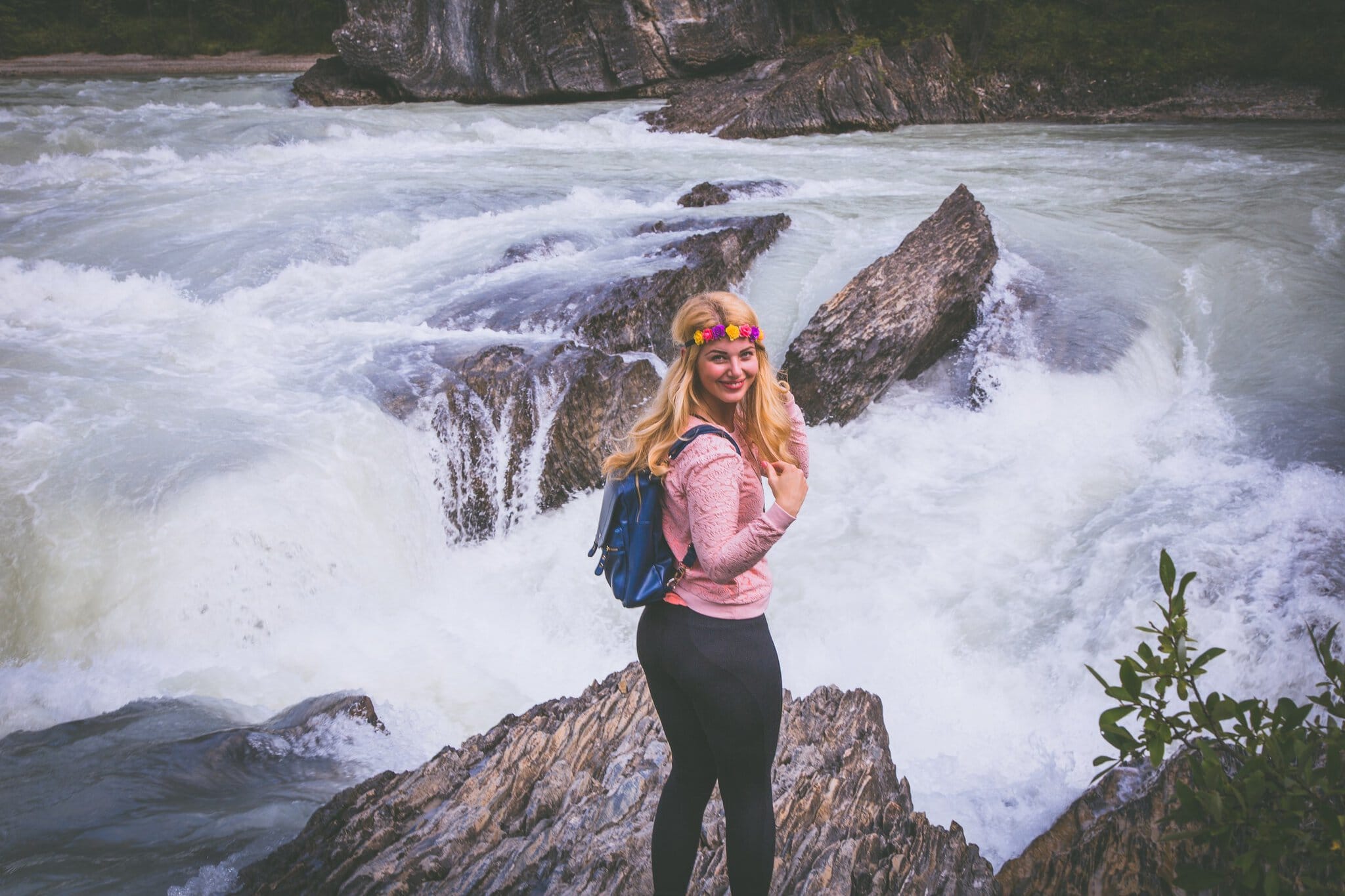 Parcul Național Yoho, Canada: 10 lucruri de văzut și făcut (Emerald Lake, Takakkaw) 1 Lucie în fața rapidurilor Natural Bridge pe râul Kicking Horse din Yoho