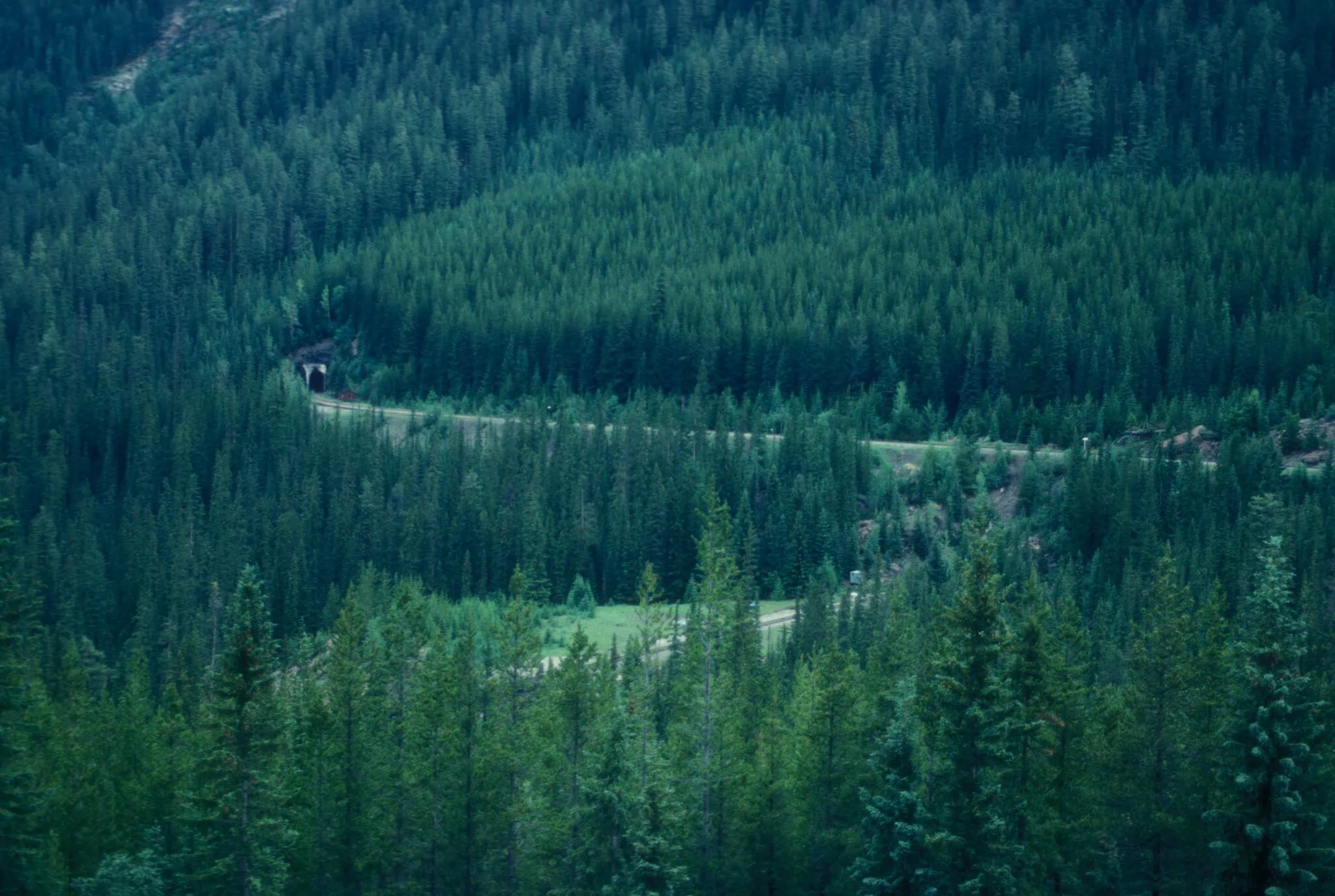 Yoho národní park, Kanada: 10 tipů, co vidět a dělat (Emerald Lake, Takakkaw) 10 Spiral Tunnels — inženýrský zázrak v Kicking Horse Pass