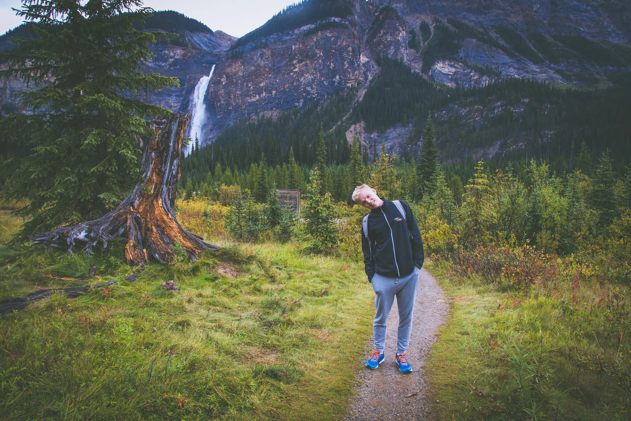 Yoho národní park, Kanada: 10 tipů, co vidět a dělat (Emerald Lake, Takakkaw) 4 Lukáš na cestě k Takakkaw Falls v Yoho National Park