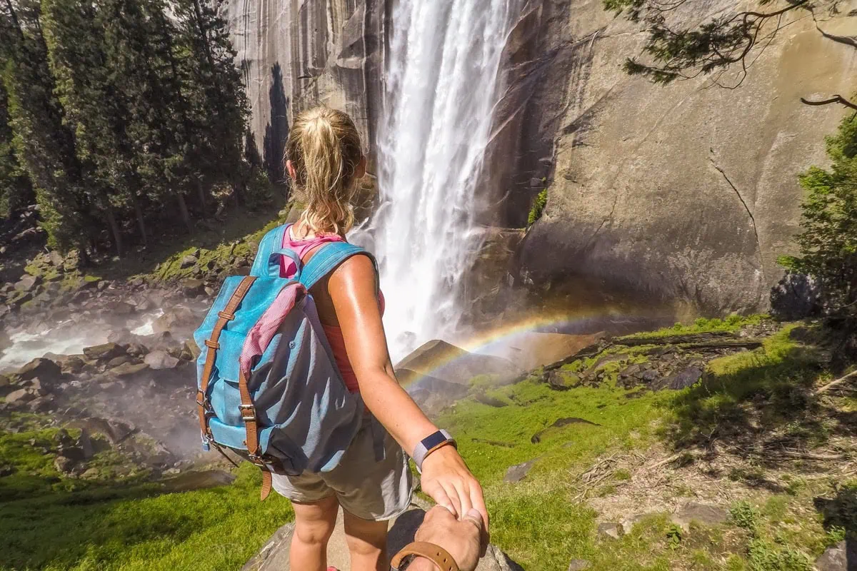 Vernal Fall s duhou na slavnem Mist Trail