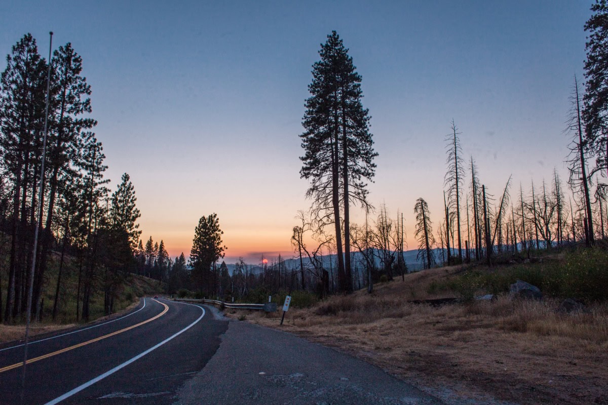 Parcul Național Yosemite, California: 15 lucruri de văzut și făcut 10 Drumul montan serpuit Tioga Road la asfintit