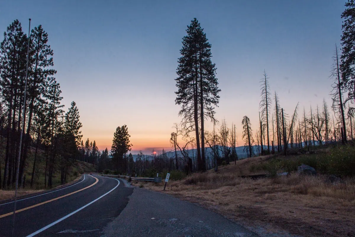 Klikata horska silnice Tioga Road za soumrakem