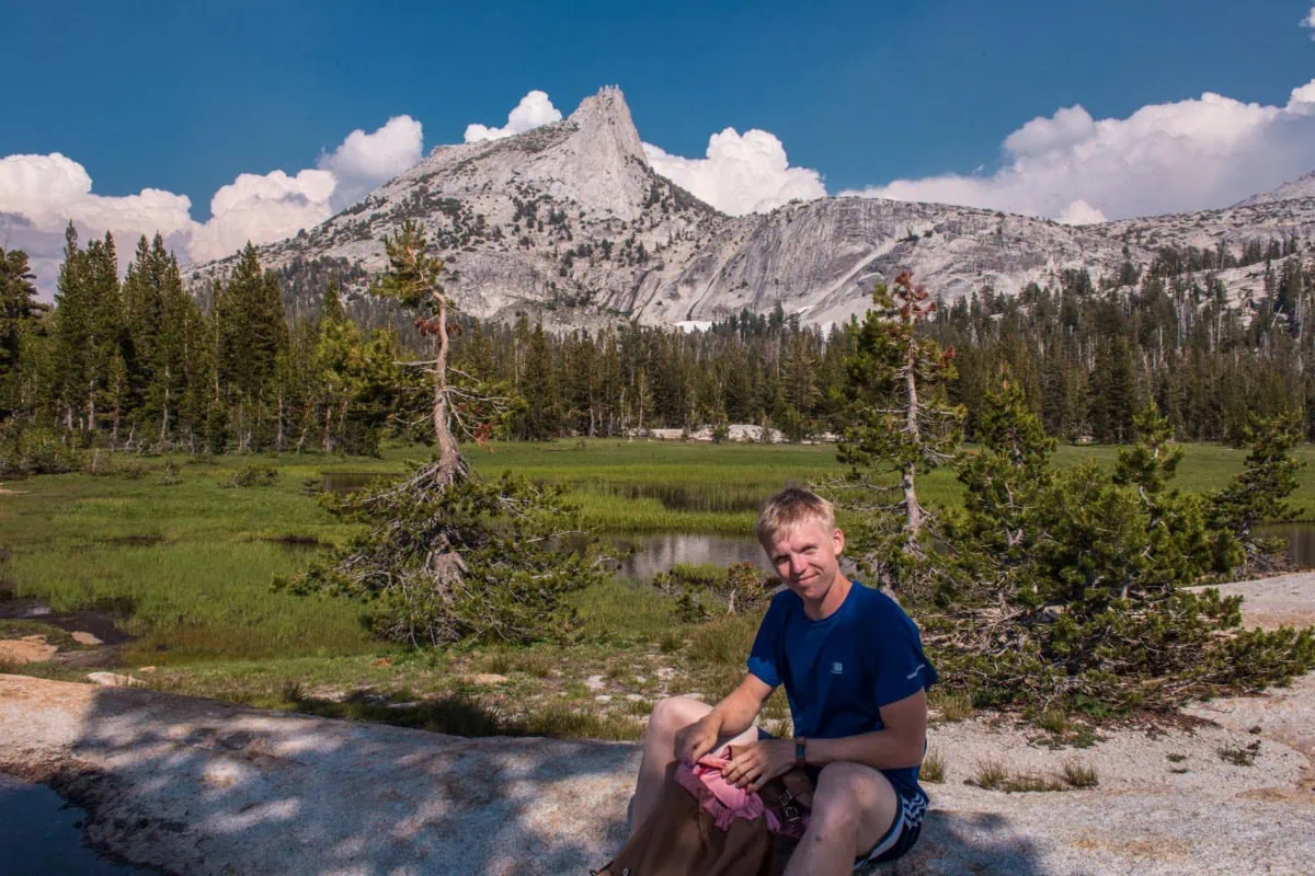 Vysokohorska louka Tuolumne Meadows pod vrcholem Cathedral Peak
