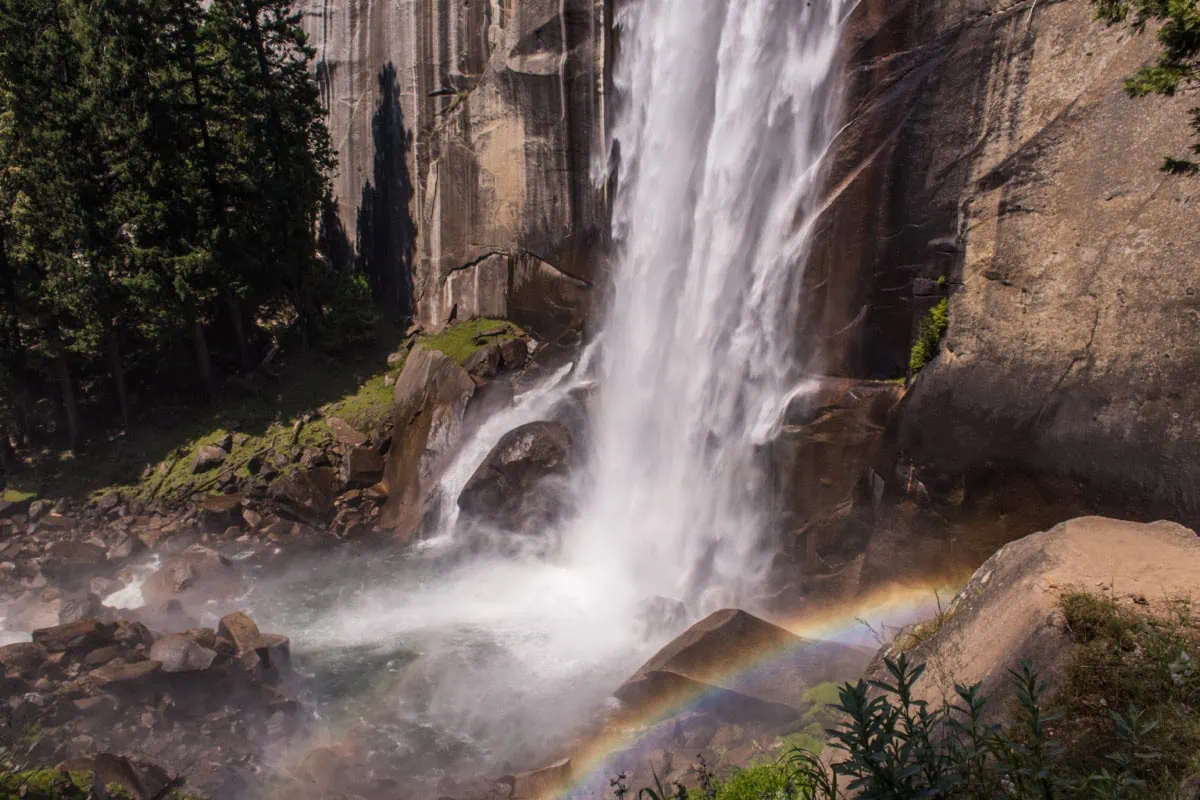 Vodopad Vernal Fall s duhou na Mist Trail v Yosemite