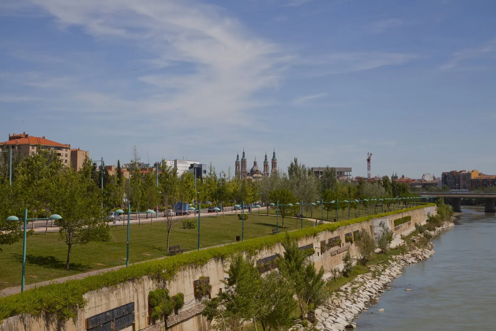 Bazilika Nuestra Señora del Pilar nad řekou Ebro v Zaragoze