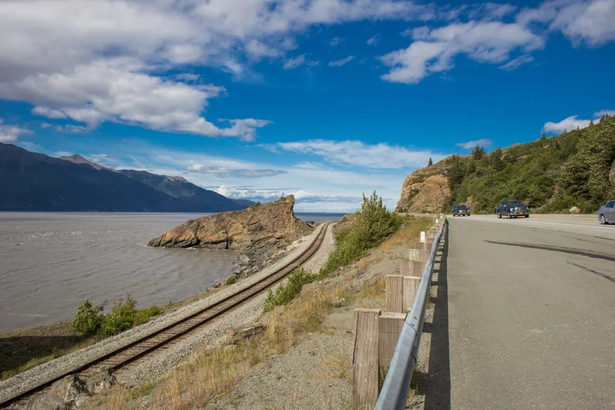 Železnice podél Seward Highway pod skalisky