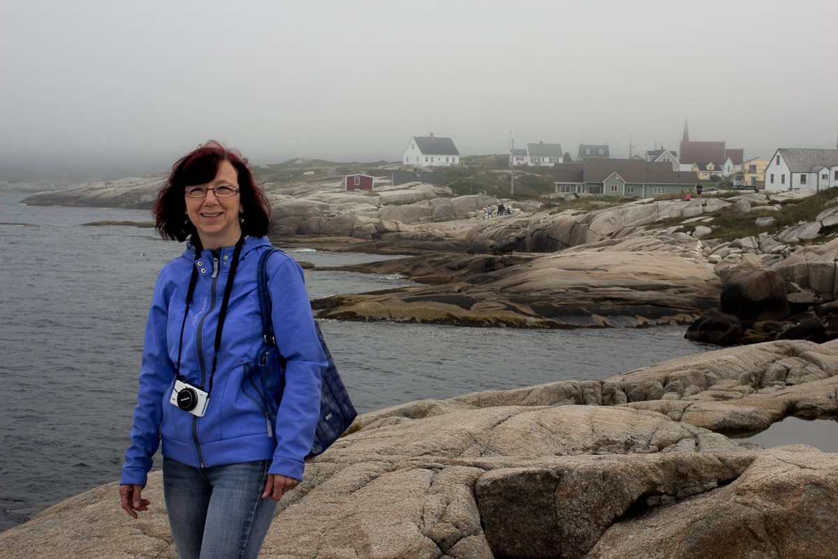 Peggy's Cove, Nova Scotia: Ghid către iconicul sat pescăresc 8 Stânci de granit și tufărișuri de-a lungul coastei lângă Peggy's Cove