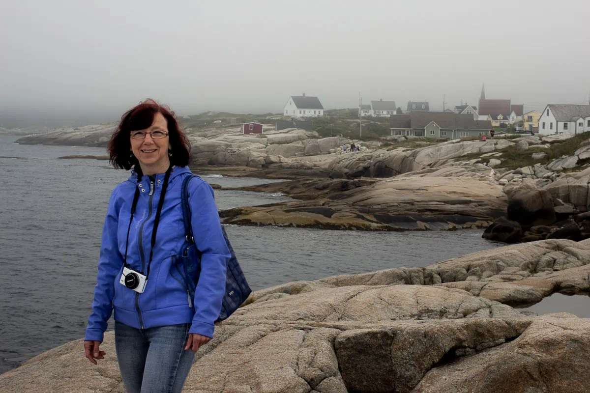 Peggy's Cove, Nova Scotia: Průvodce ikonickou rybářskou vesničkou 8 Žulové skály a vřesoviště podél pobřeží u Peggy's Cove