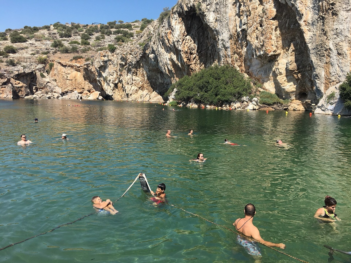 Athény, Řecko: 21 tipů, co vidět a dělat 24 Termální jezero Vouliagmeni na Athénské riviéře