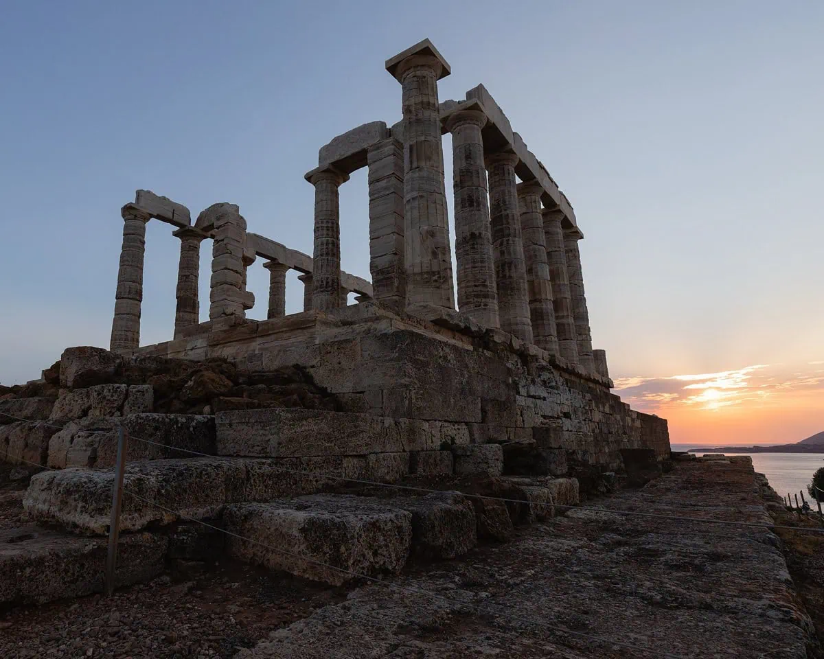 Świątynia Posejdona na przylądku Sounion o zachodzie słońca