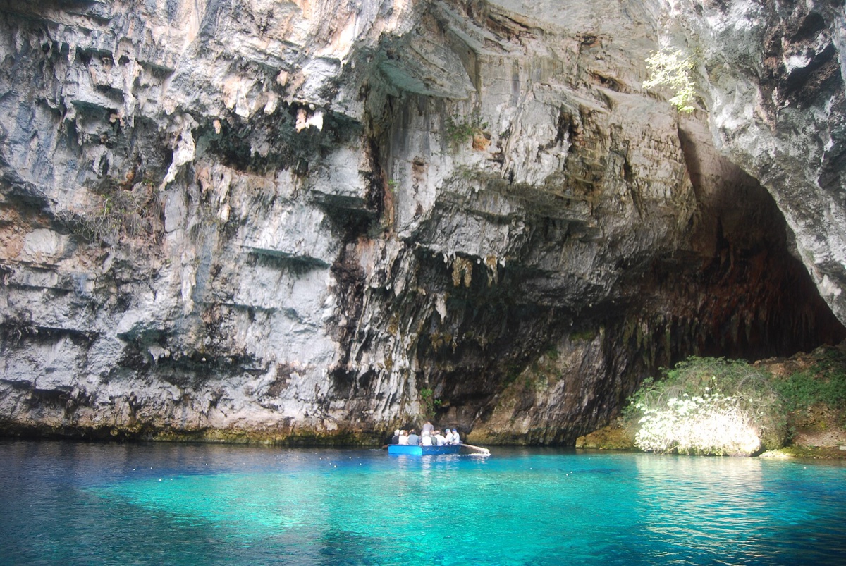 Tyrkysová voda v jeskyni Melissani prosvětlená slunečními paprsky