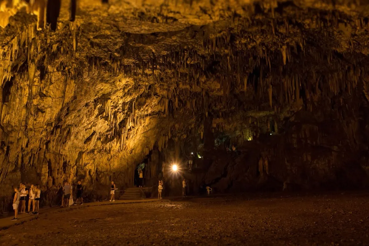 Le stalattiti della grotta di Drogarati a Cefalonia
