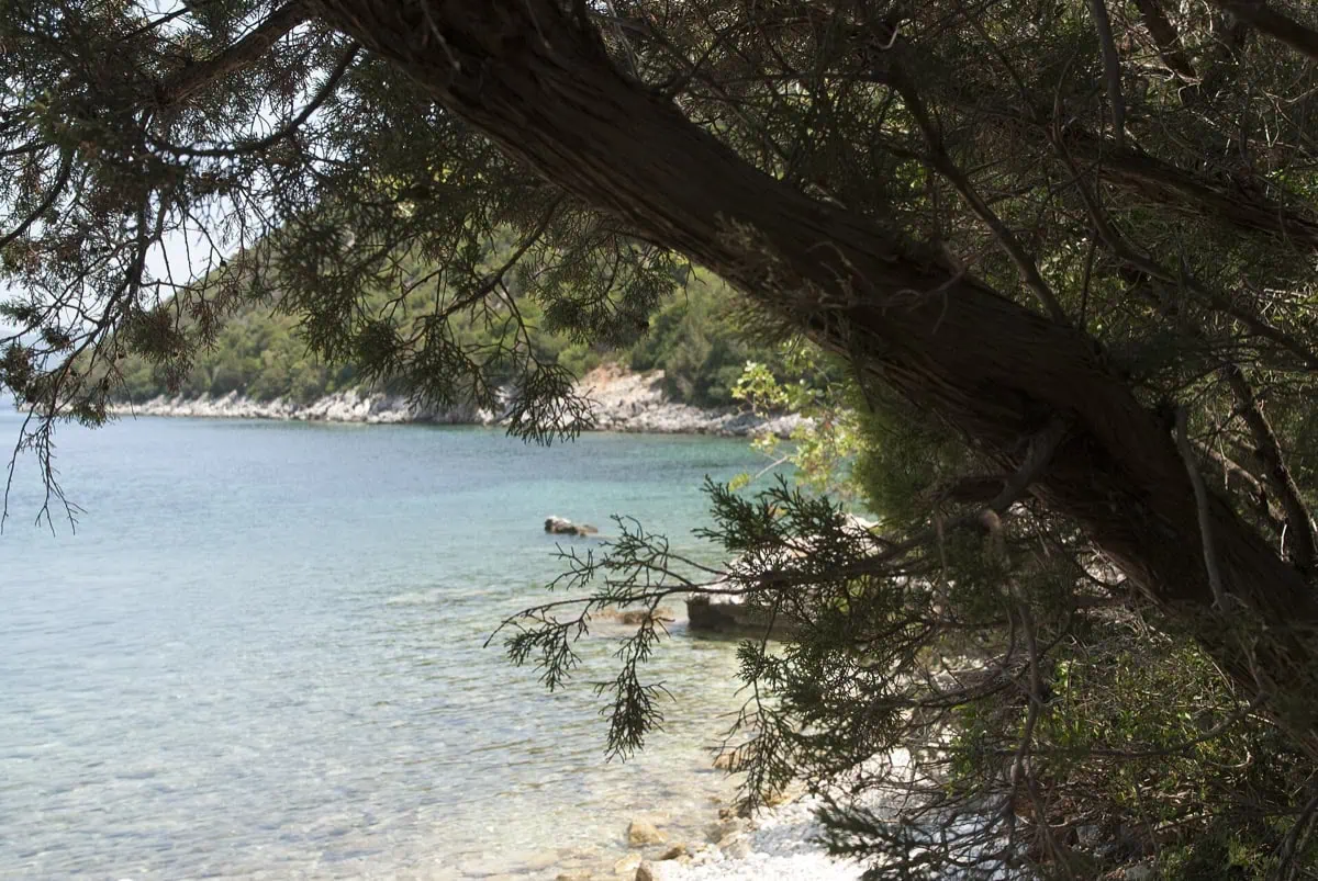 La spiaggia di Antisamos circondata da colline verdi, Cefalonia