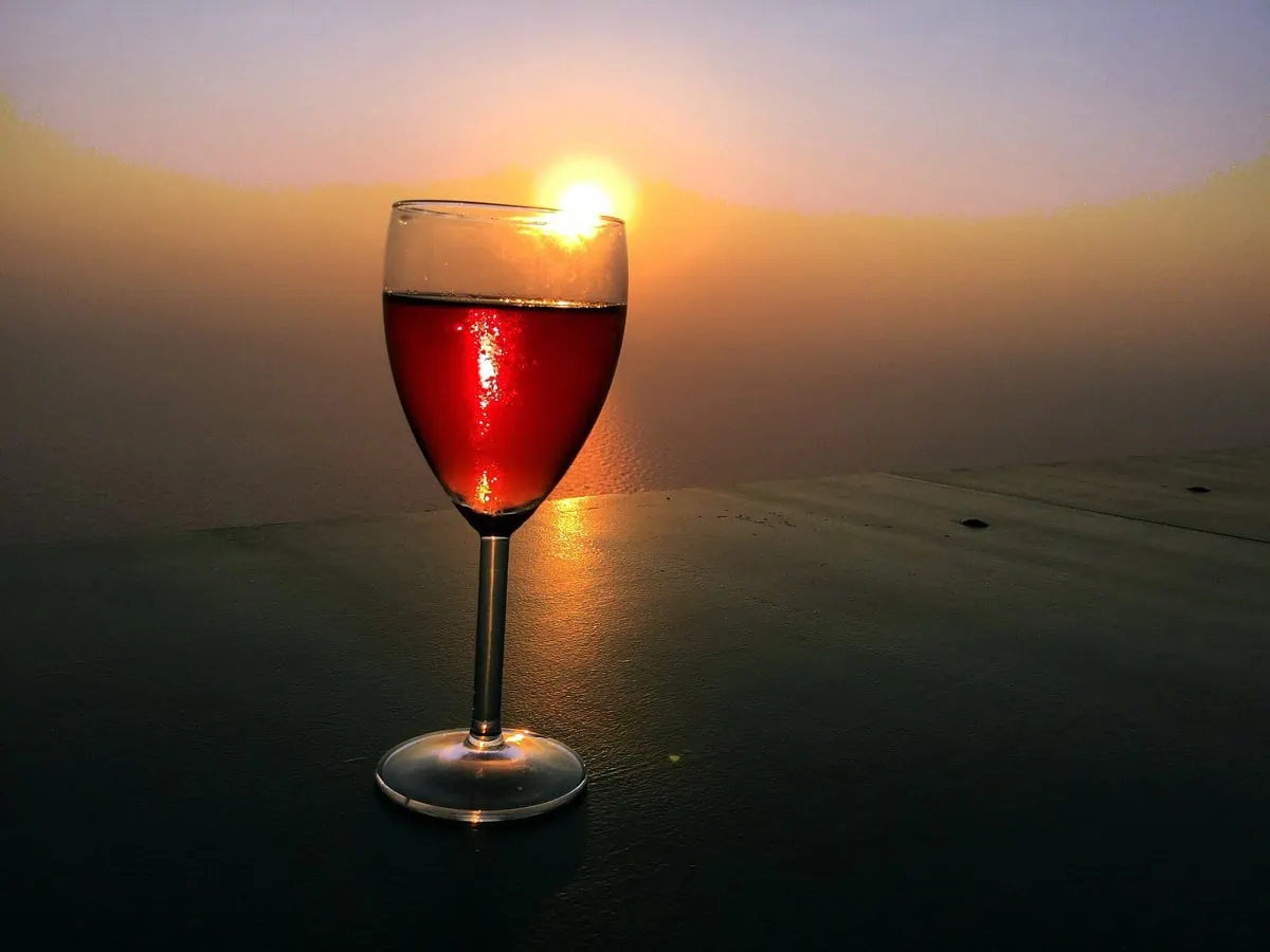 Un bicchiere di vino bianco greco in cantina
