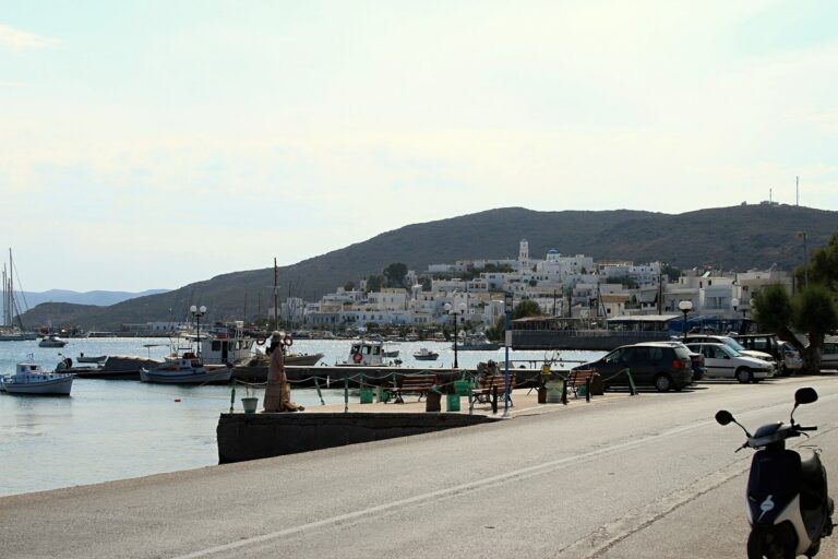 Panorama přístavu Adamas a zátoky ostrova Milos