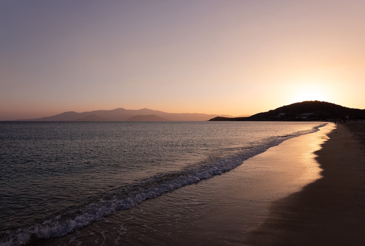 Pláž Agios Prokopios při západu slunce, Naxos