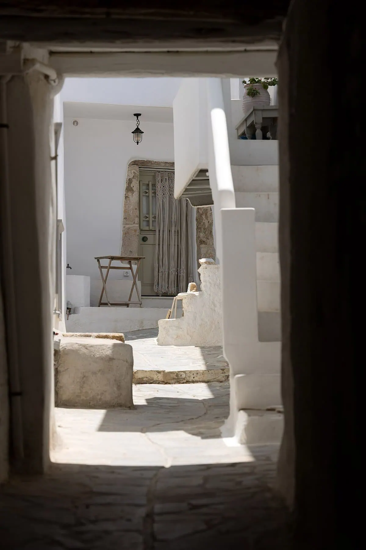 A white alleyway in the Kastro district of Naxos Town
