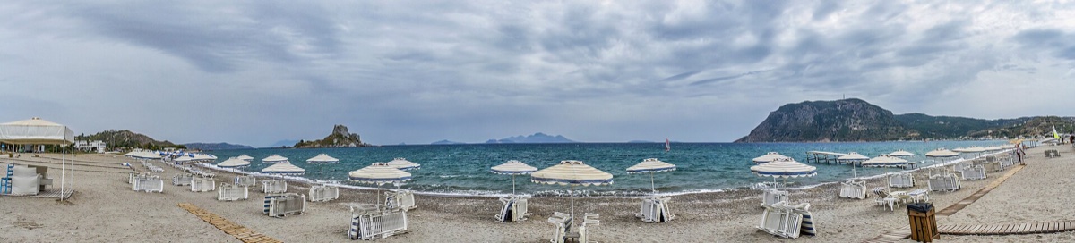 Panoramatický pohled na Paradise Beach na ostrově Kos se zlatým pískem a tyrkysovým mořem