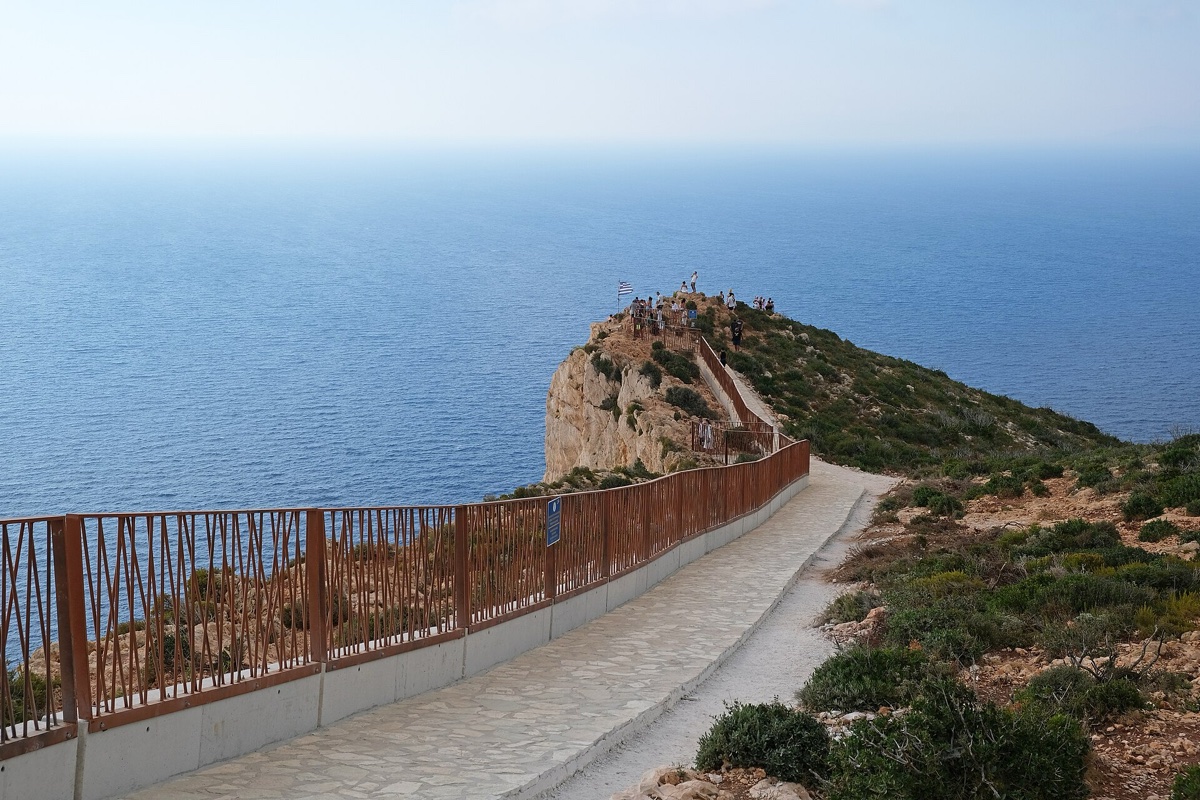 Pláž Navagio na Zakynthosu s vrakem lodi, bílými útesy a tyrkysovým mořem