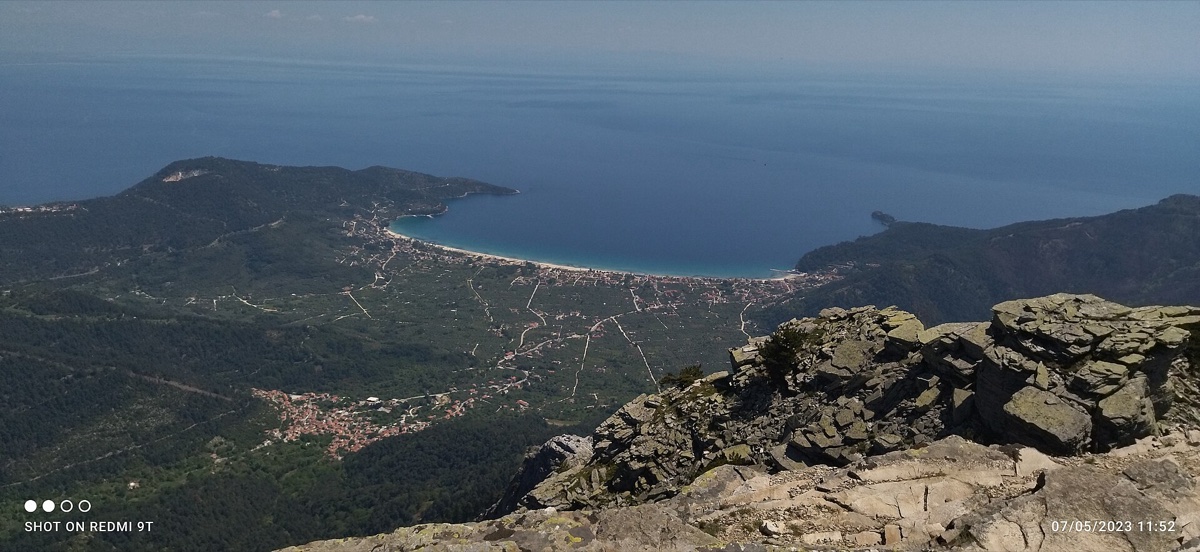 Golden Beach na ostrově Thassos viděná z hory Ipsarion, dlouhý zlatý pruh písku v zálivu
