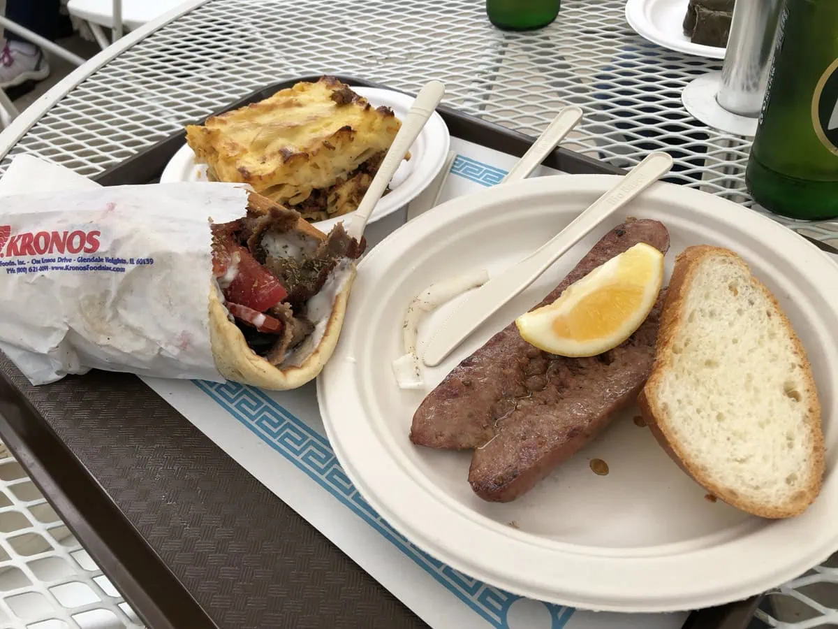 Grecki gyros zawinięty w chlebie pita z mięsem, warzywami i cytryną