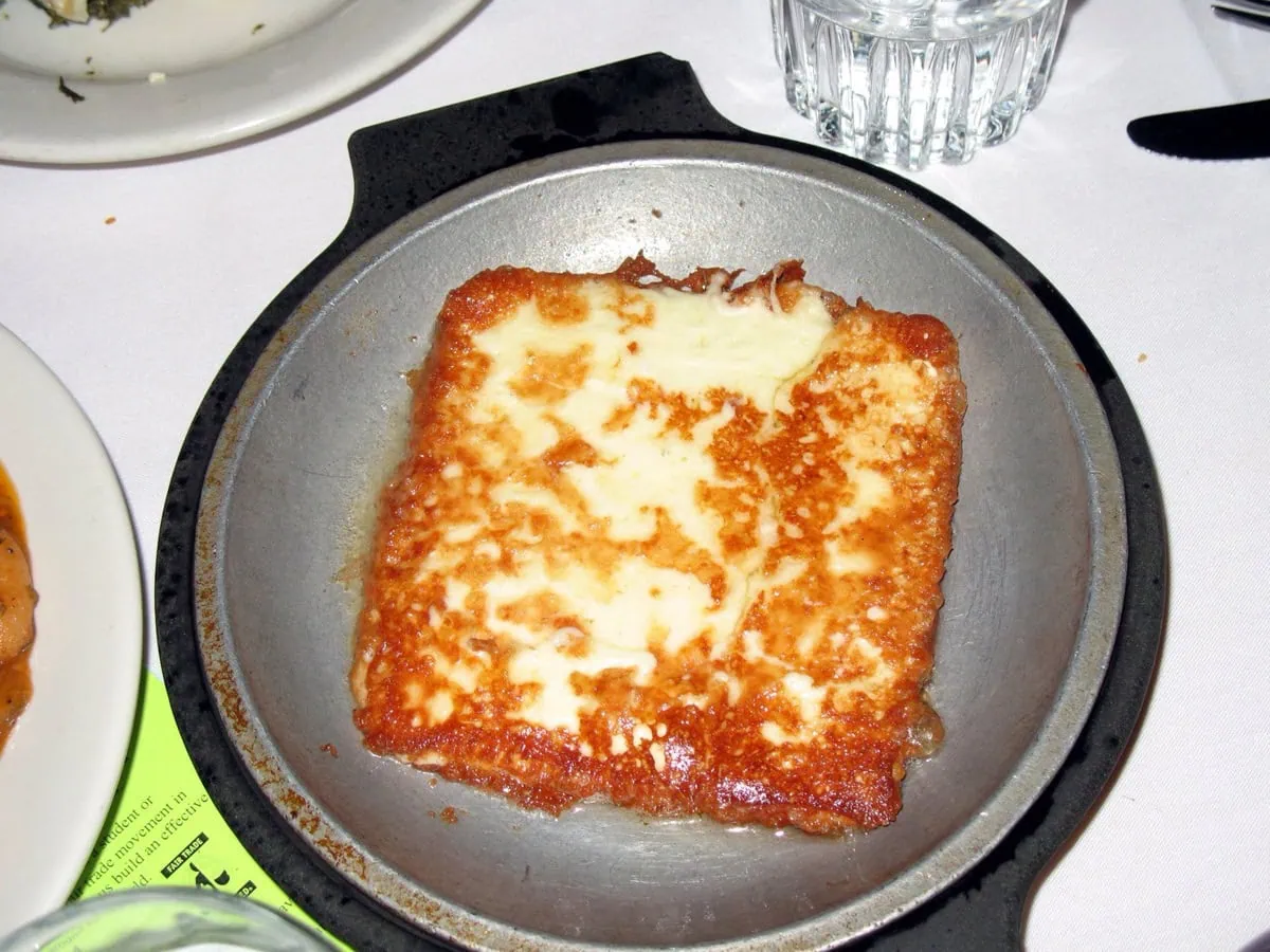Saganaki – smażony grecki ser zrumieniony na złoto na patelni