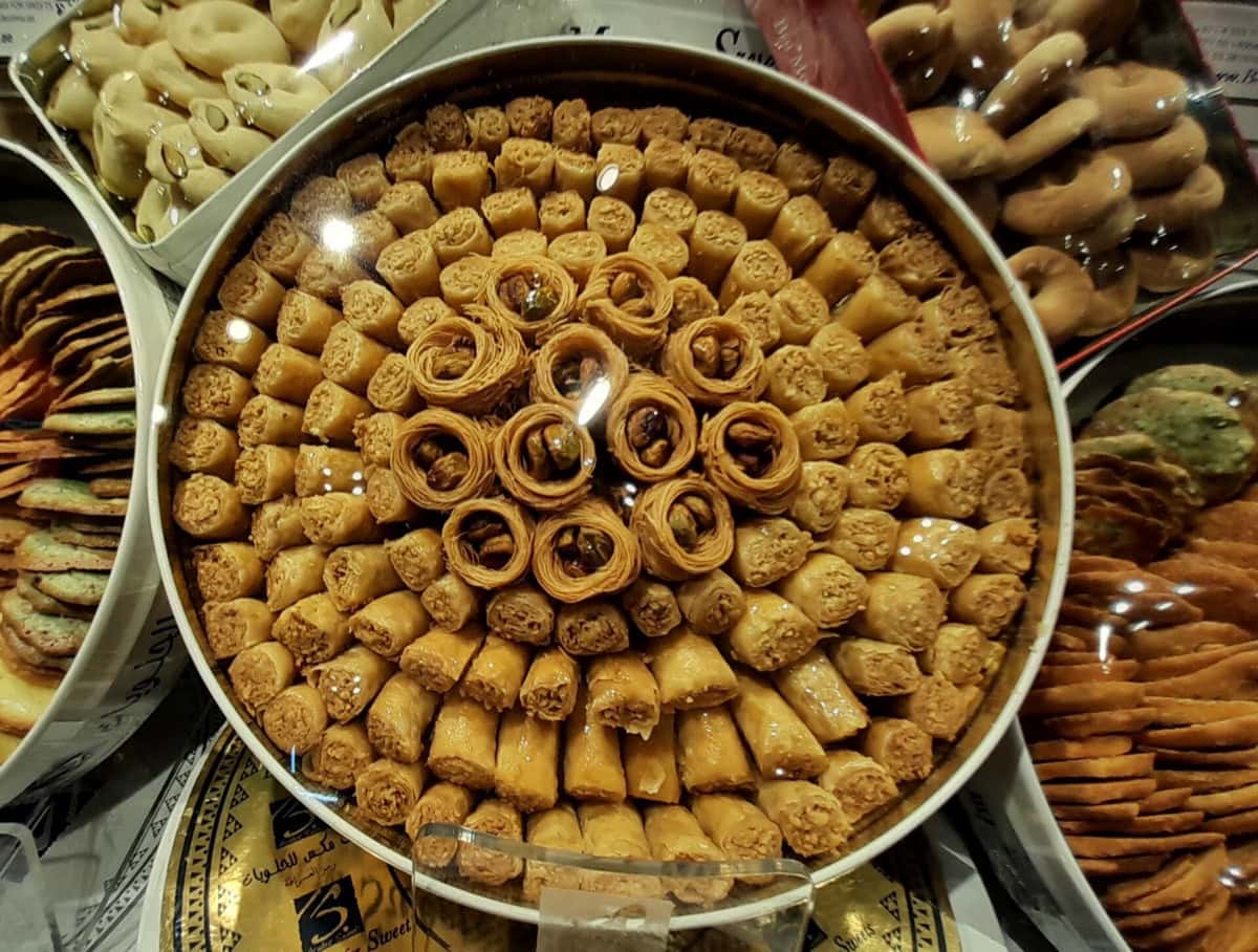 Baklava, sladký dezert z listového těsta s ořechy prosáklý sirupem